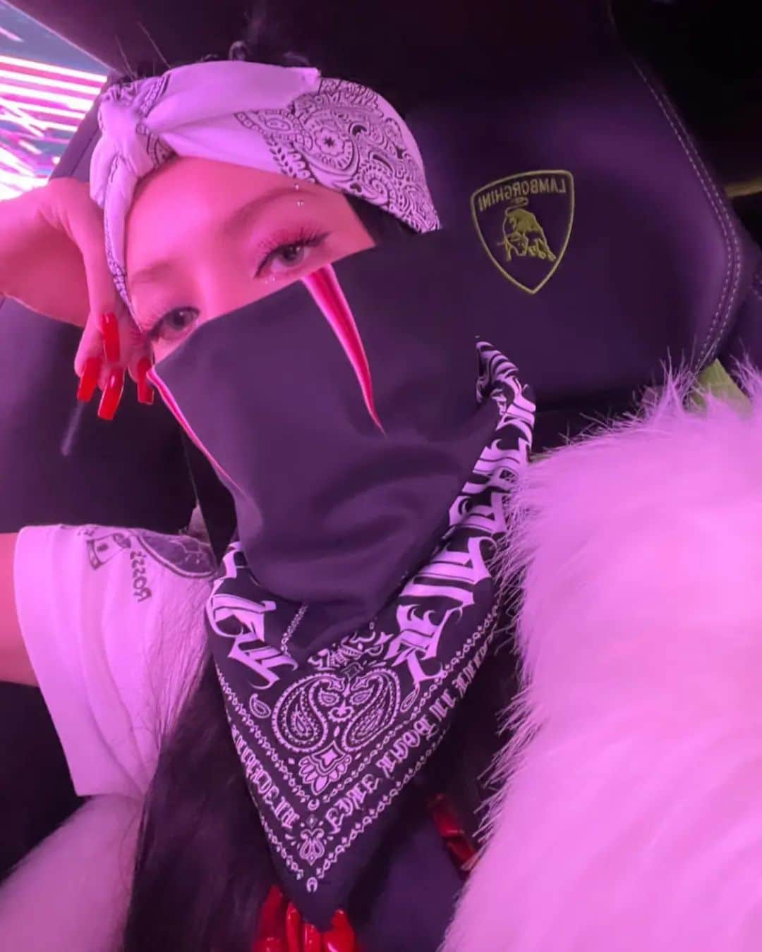 リサのインスタグラム：「🤘 . . . #LISA #LALISA #리사 #블랙핑크 #BLACKPINK #LALISAMANOBAN #LALISAMANOBAL #blackpinklisa #lisablackpink」
