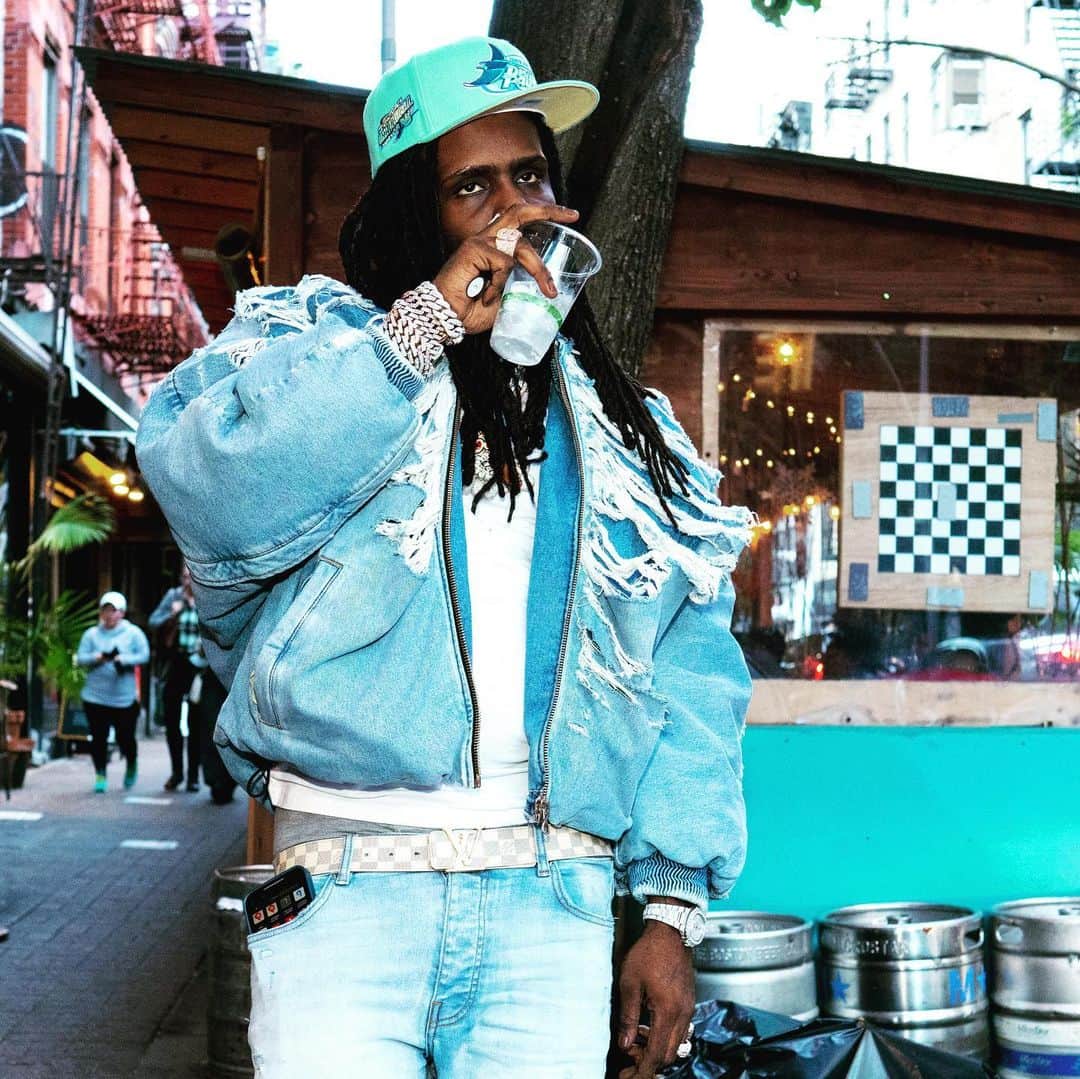 のインスタグラム：「And this shit more realer than a money back guarantee Chief so don’t fake kick it that just ain’t my cup of tea. I’m in my yard w a news paper and a cup of tea where I’m from we into it with niggas two blocks up the street.」