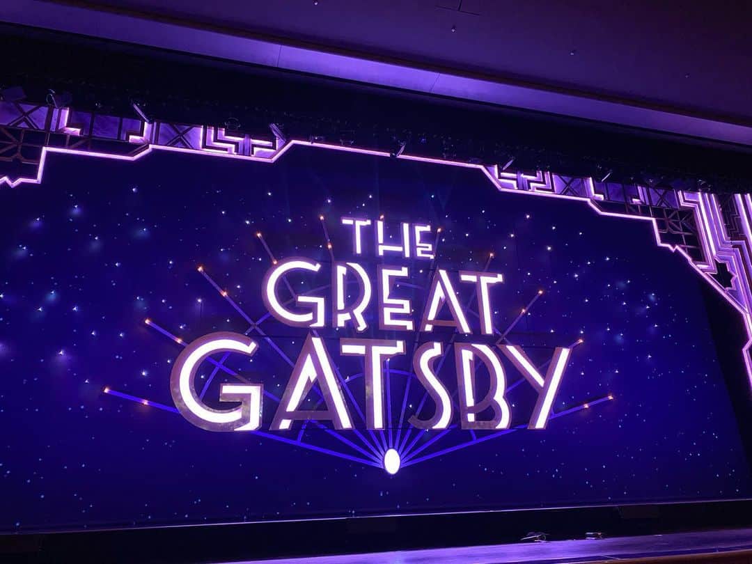 花里まなさんのインスタグラム写真 - (花里まなInstagram)「先日、月組公演を観劇しました🌙  大好きな時代のお話で、お衣装も娘役さんの髪型も素敵だったな〜✨ 月組の皆さんの繊細なお芝居に引き込まれて、とても感動しました🥺  同期の#白雪さち花 のデイジーのお母さん役、最高でした👏一見厳しすぎる‼︎💦と思ってしまうけど、母の気持ちになると泣けてしまう…😢娘の為を想う気持ちはみんな一緒ですよね✨ 2幕のプロゴルファーも素晴らしかった⛳️スイングも完璧でしたよね🤣👏✨  #鳳月杏 さんも素敵すぎて❤️色気が溢れていました👏✨✨✨　次の公演も楽しみ😍  大空さんの退団公演、華やかなりし日々を思い出しました☺️  #グレートギャツビー  #観劇  #礼華はる さん とてもスタイル良く素敵で、気になる存在✨これからも注目してます❣️」9月26日 10時54分 - aiko_mana18