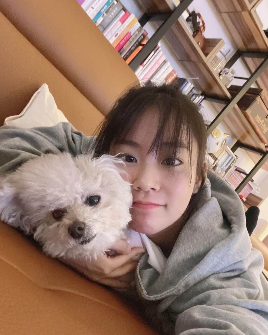 ハン・スンヨンのインスタグラム：「목 조르는거 아님..그래보이지만 아님.. 우리누비뽕실뽕실」