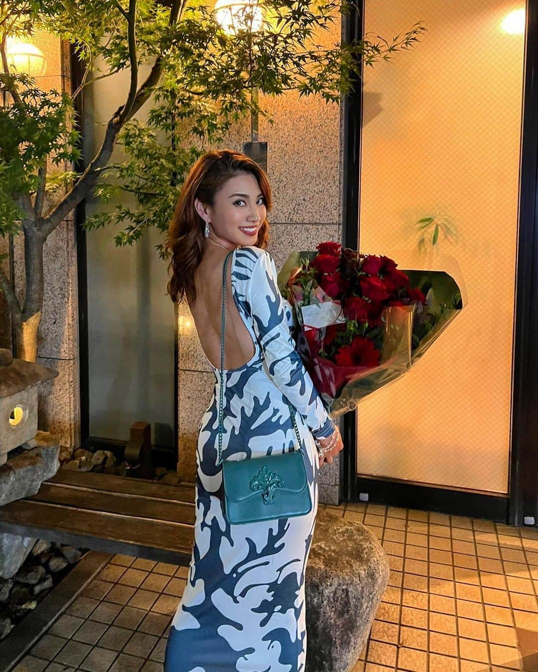 青山めぐのインスタグラム：「🍣🌹💚」