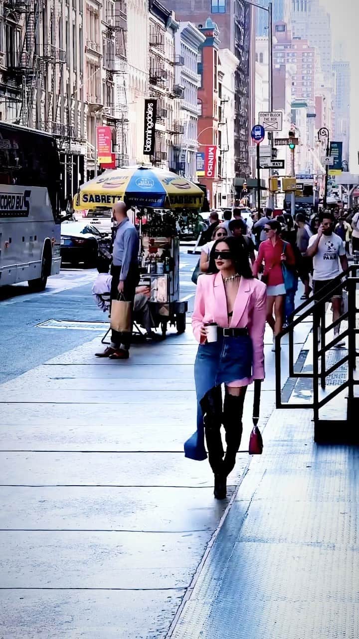 Fashion Climaxxのインスタグラム：「As we begin to transition into cozy season, it’s officially time to iron out our favorite uniform: denim, jeans, and some more denim on top. Fall 2022’s trends is especially exciting for denim lovers with a slew of unique and reimagined styles that the style set is already snatching up for the fall and winter months ahead. #fall2022 @aneka_aitimova #fallfashion  . . . . . #fall #falloutfits #falloutfitideas #falloutfitinspo #falltrends #fallstreetstyle #fallstreetstyle2022 #fallfashion2022 #falloutfits2022 #streetstyle #streetstyle2022」