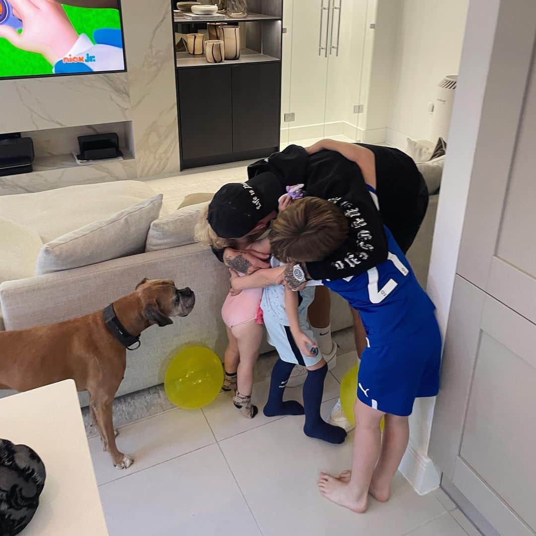 ジョー・ベネットのインスタグラム：「Goodbye my gang ❤️  Back to work 💪🏼」