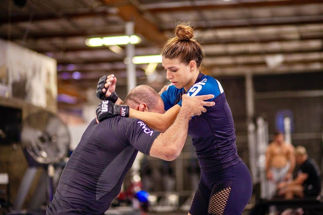 マッケンジー・ダーンさんのインスタグラム写真 - (マッケンジー・ダーンInstagram)「The last few days of hard training for my main event Oct. 1st! Going after one more submission 💪🏽👊🏽🙏🏽 • • Últimos dias de treino forte para minha luta principal no dia 1 de outubro! Em busca por mais uma finalização 🙏🏽💪🏽👊🏽 • • @kingzkimonos  • • 📷—> @lulufranchini」9月26日 4時41分 - mackenziedern