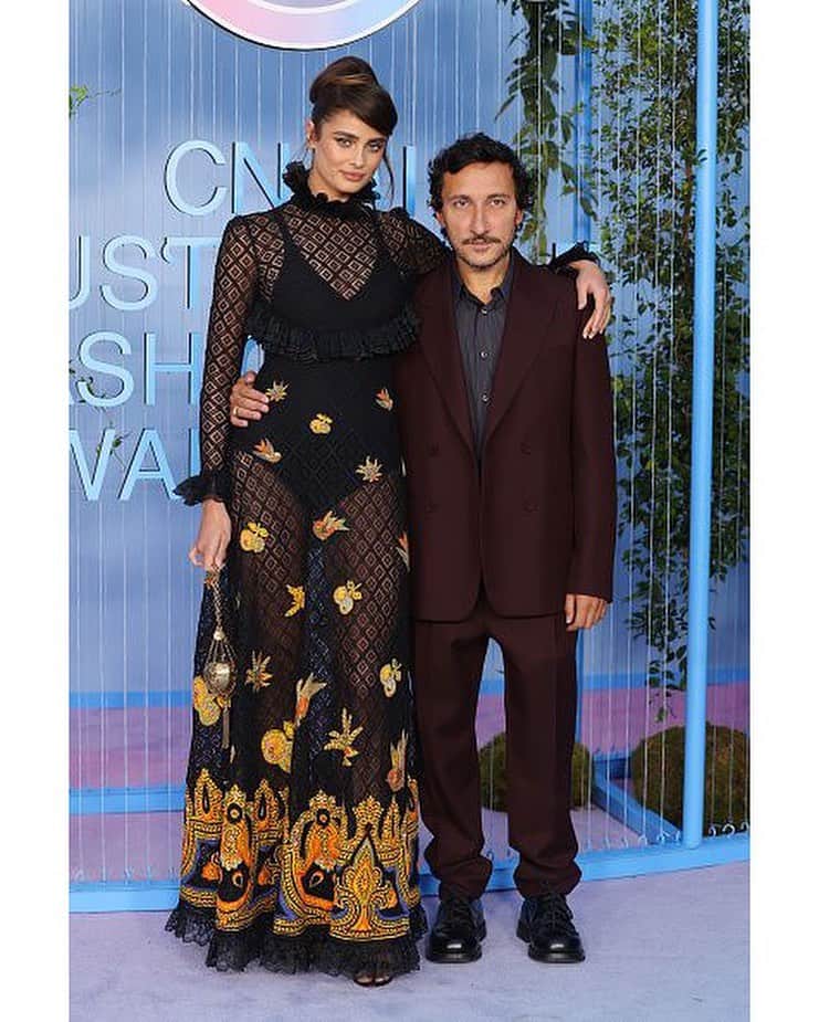 テイラー・ヒルのインスタグラム：「Sustainability Fashion Awards with @marcodevincenzo @etro  Makeup @tobimakeup  Hair @andrew_ciao」