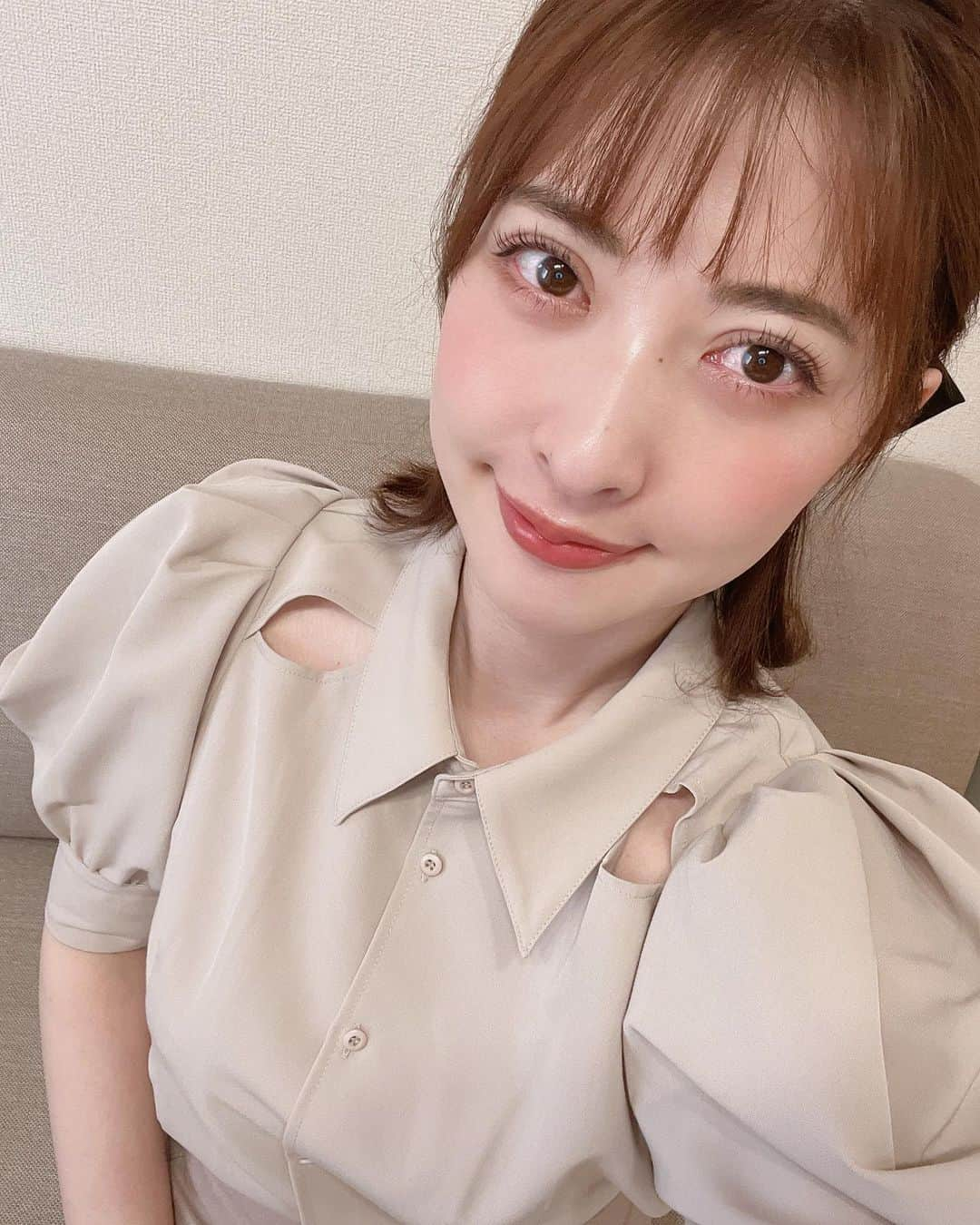 雨宮奈生のインスタグラム：「ネイル変えました～！ ピンクとグレーのバイカラーでお気に入りのビジューつけてもらったよ🥰 スワイプして見てね🤍 めちゃくちゃお気に入り！  #ネイル #派手ネイル #ビジューネイル #お姉さん」