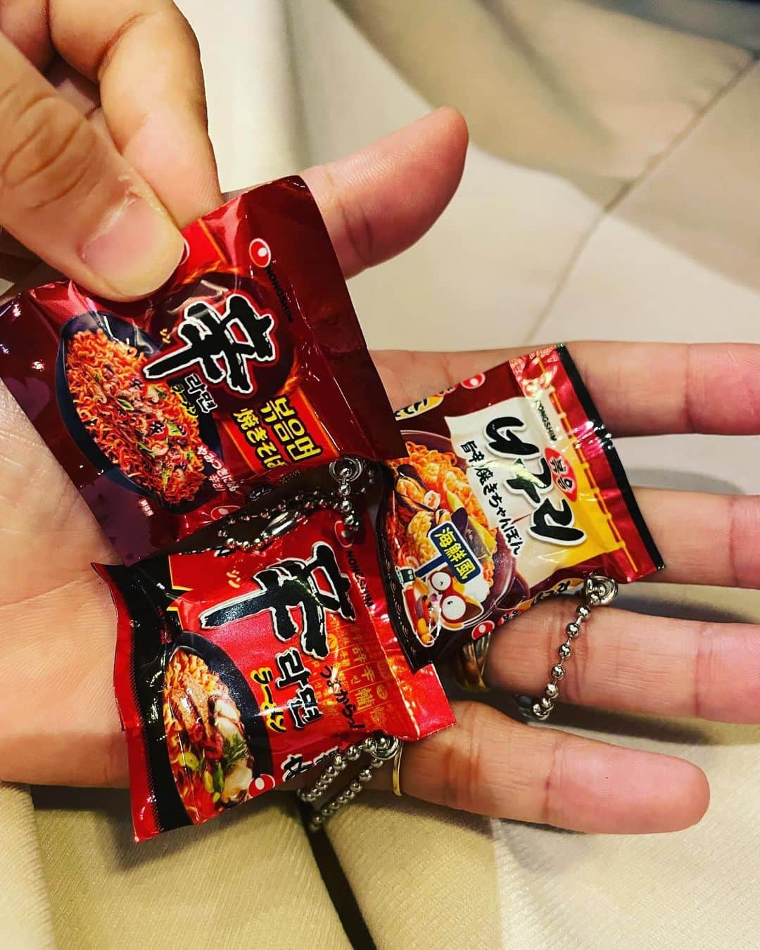 ギャル曽根のインスタグラム：「ハマってるガチャガチャ。 昨日は辛ラーメンのガチャガチャ💜❤️✨ #ガチャガチャ」