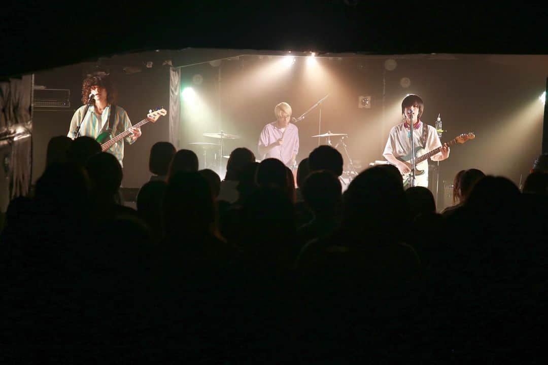 のインスタグラム：「. 「おいしくるメロンパン cubism tour - トワイライト・フィルムショー-」＠新潟・GOLDEN PIGS RED  新潟公演にお越しいただいた皆様、ありがとうございました！ 涼しい秋日和で、秋ツアーにぴったりの一日でしたね🍂  次回は、10/1(土)京都MUSE！ 京都の皆さん、よろしくお願いします！  #おいしくるメロンパン #トワイライトフィルムショー」