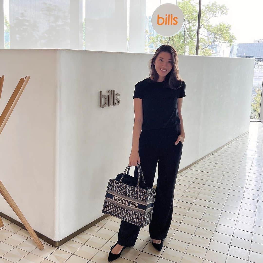 My chan || 舞ちゃんのインスタグラム：「@billsjapan invited me to try their Summer Apéro🥂✨. Thank you for such a nice experience, we got to enjoy drinks and appetizers with a view of Omotesando! #adv #gifted  ビルズのサマーアペロに行って来ました🥂✨ 表参道の景色を眺めてながら美味しいドリンクとアペタイザーを楽しみました！ありがとうございました。」