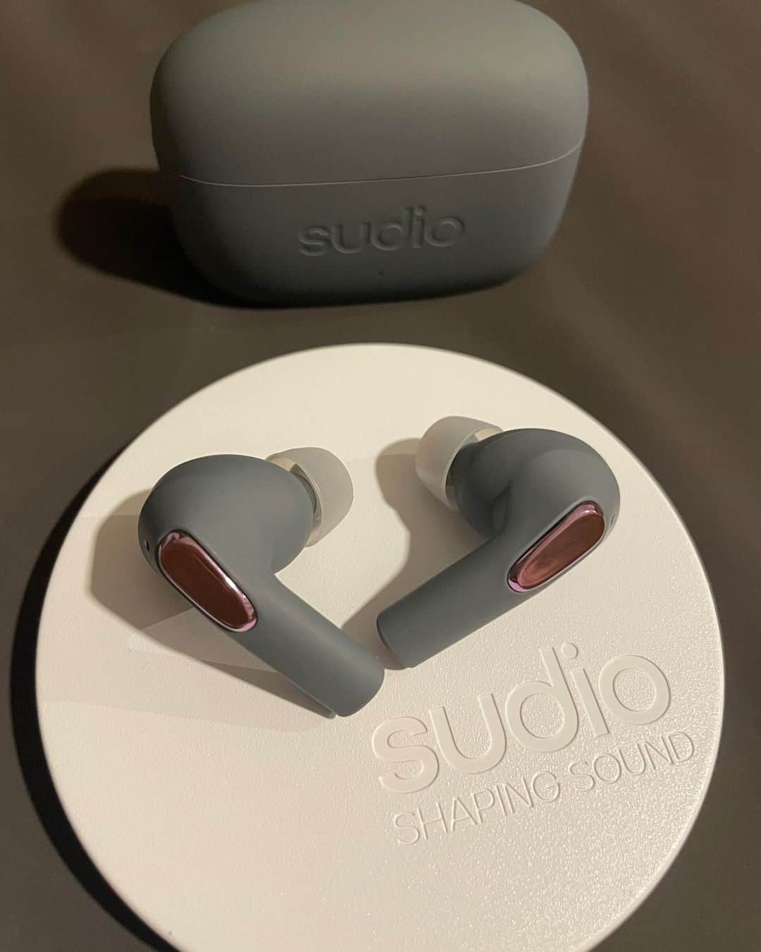 ぽこのインスタグラム：「2年近く前からスピーカーを愛用している@sudioさんから、完全ワイヤレスイヤホンSudio E2が届きました🎁✨ ⁡ 空間オーディオ搭載で音質めちゃくちゃ好み😍❤️❤️ ノイズキャンセリング搭載で防水という完璧さ✨ デザインが可愛くて、このカラーも一目惚れしました🥰 ⁡ イヤホン購入検討している方がいれば是非っ☺️ クーポンコードをSudio公式サイトで使うと全商品15%オフになります✨ ⁡ クーポンコードはこちら ra04ever ⁡ ※有効期限は2022年12月11日まで ⁡ さらに今ならSudio E2本体をご購入で、ワイヤレス充電器のSudio Ladd+もプレゼント中みたいです🎁 数量限定で無くなり次第配布終了なので、詳細はsudio.com をチェックしてみてね☺️ ⁡ ⁡ #sudio  #shapingsound  #sudiojp  #sudioE2」
