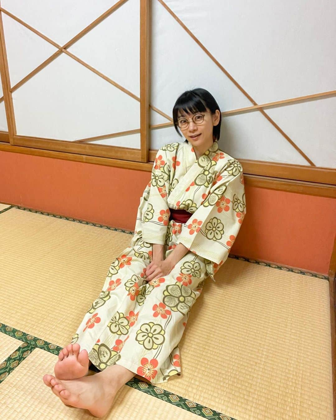 時東ぁみさんのインスタグラム写真 - (時東ぁみInstagram)「浴衣着れた〜☆ ・ 夏に着られなかったから嬉しいー！ 黄緑色の自分的には珍しい色にしてみた☆ あまり…似合わないなwww ・ 畳と浴衣は癒し倍増！！ ・ #時東ぁみ #浴衣 #畳 #yukata #tatami #和 #日本 #和の心 #japan #似合わない色 #黄緑 #癒し #倍増 #裸足 #群馬 #群馬観光 #gunma #伊香保 #伊香保温泉 #伊香保観光  #旅館 #いかほ秀水園」9月26日 19時30分 - amitokito