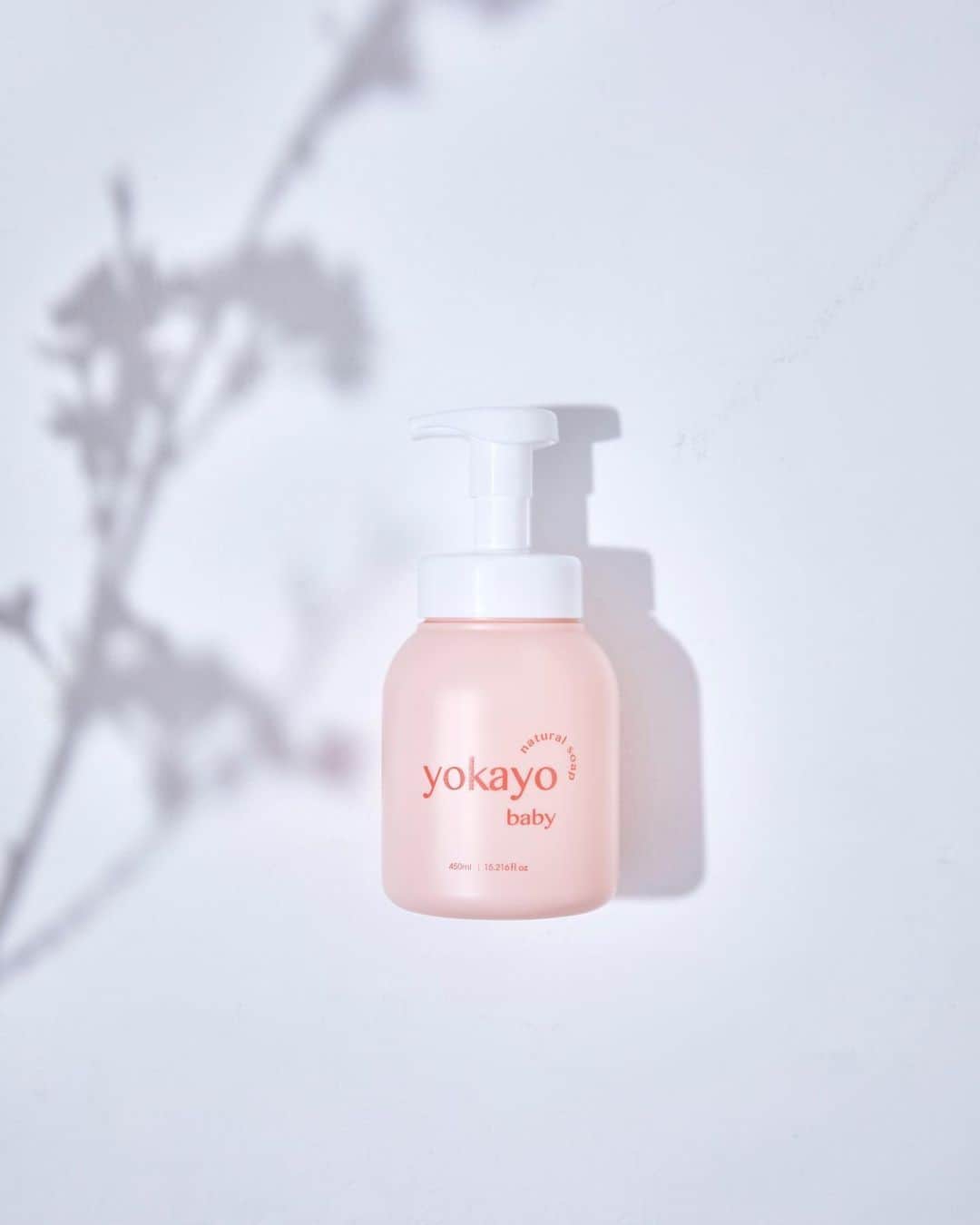 篠田麻里子のインスタグラム：「yokayo natural body soap の発売日が今週10月1日(土)に 決定致しました✨ 成分はお肌本来の潤いを保つために必要なもの以外、極力削ぎ落としたこだわりの成分を使用。 ボトルは環境に配慮した エココンシャス素材を使用し、 大容量の450mlでたっぷりとご使用いただけます。 ふわふわの泡に包まれる心地良さを、ぜひ体感していただきたいです♡  https://yokayo.shop/  #yokayo#新ブランド#ボディーソープ」