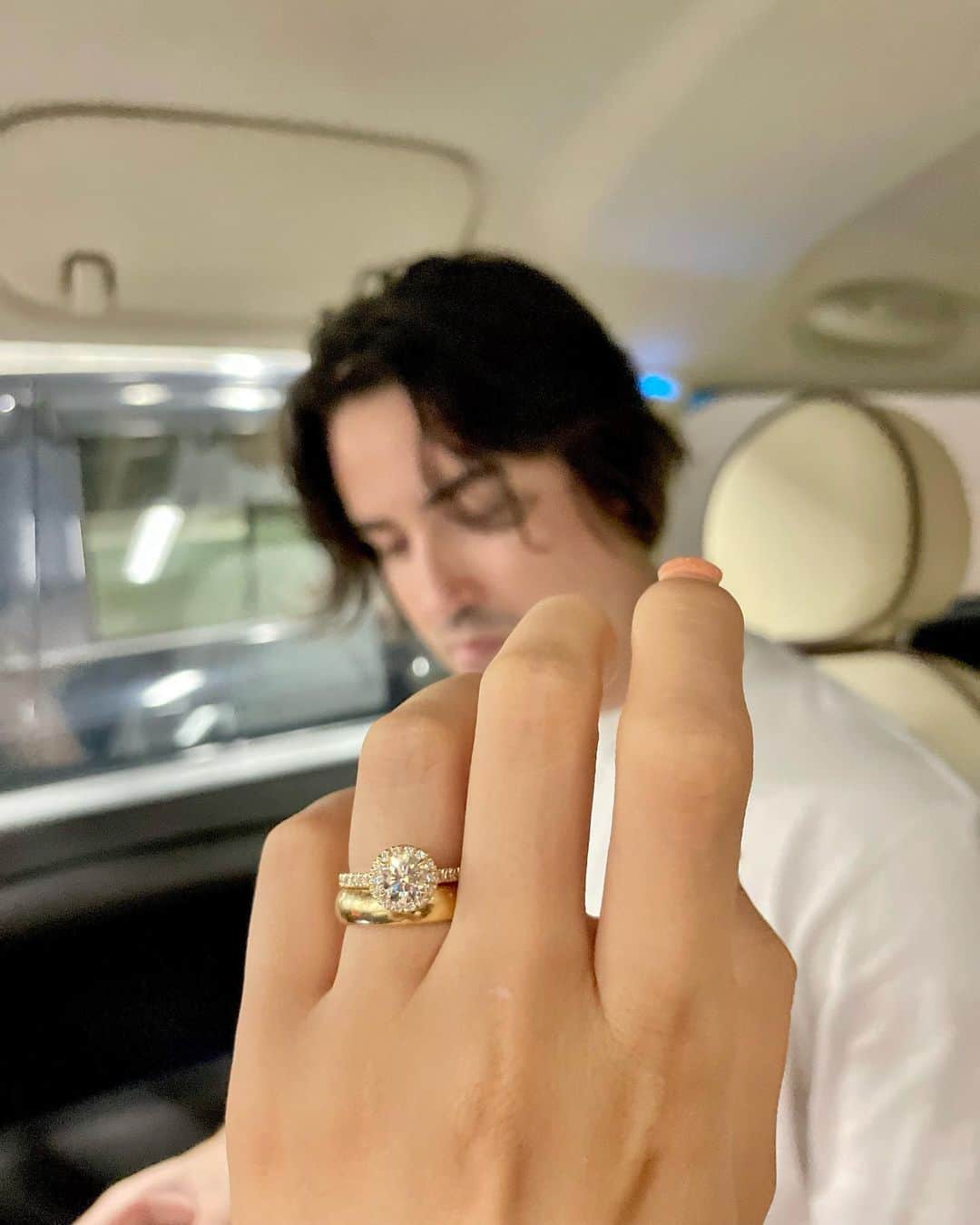 佐達ももこさんのインスタグラム写真 - (佐達ももこInstagram)「My engagement ring💍❤️  質問沢山いただいていた 婚約指輪について🫶🏻  オーダーメイドで世界で一つの 指輪を作ってもらいました🤍  プロポーズでパカッとも素敵だけど せっかく貰うなら自分で選びたいな〜と 前々から彼には話してました🤣  THE婚約指輪なデザインの プラチナで一粒ダイヤが しっくりこない&私の手には似合わなくて😭  ゴールドでファッションリング寄りの デザインが既存でなかなかなかったので オーダーメイドでお願いしようと思いました✨  自分の好みの大きさやクオリティのダイヤモンドを 世界から何個か探してもらい、 その中から一つを選んでデザインを決めました🌟  イエローゴールドがよくって、 細かいダイヤで周りを囲むヘイローデザインで、 結婚指輪とは対照的に細身がいいなど、、、  本当に理想通りの 最高の指輪ができました😭🙏  かわいすぎて毎日眺めてる、、、  @kensingtondiamonds さんにお願いしてよかった🤍  そして本当に彼に一生感謝🥹❤️‍🔥  ももが4.50代になったら もっと大きいダイヤを買えるように 仕事頑張るね〜🫅🏻  って🥺充分大きいよ🥺神旦那ありがとう🥺  #engagementring#engagement#engagementrings#婚約指輪#婚約指輪探し#婚約指輪💍#婚約指輪選び#婚約指輪オーダーメイド#オーダーメイドジュエリー#オーダーメイドリング#オーダーメイド婚約指輪#結婚指輪」9月26日 20時11分 - sadamomodayo