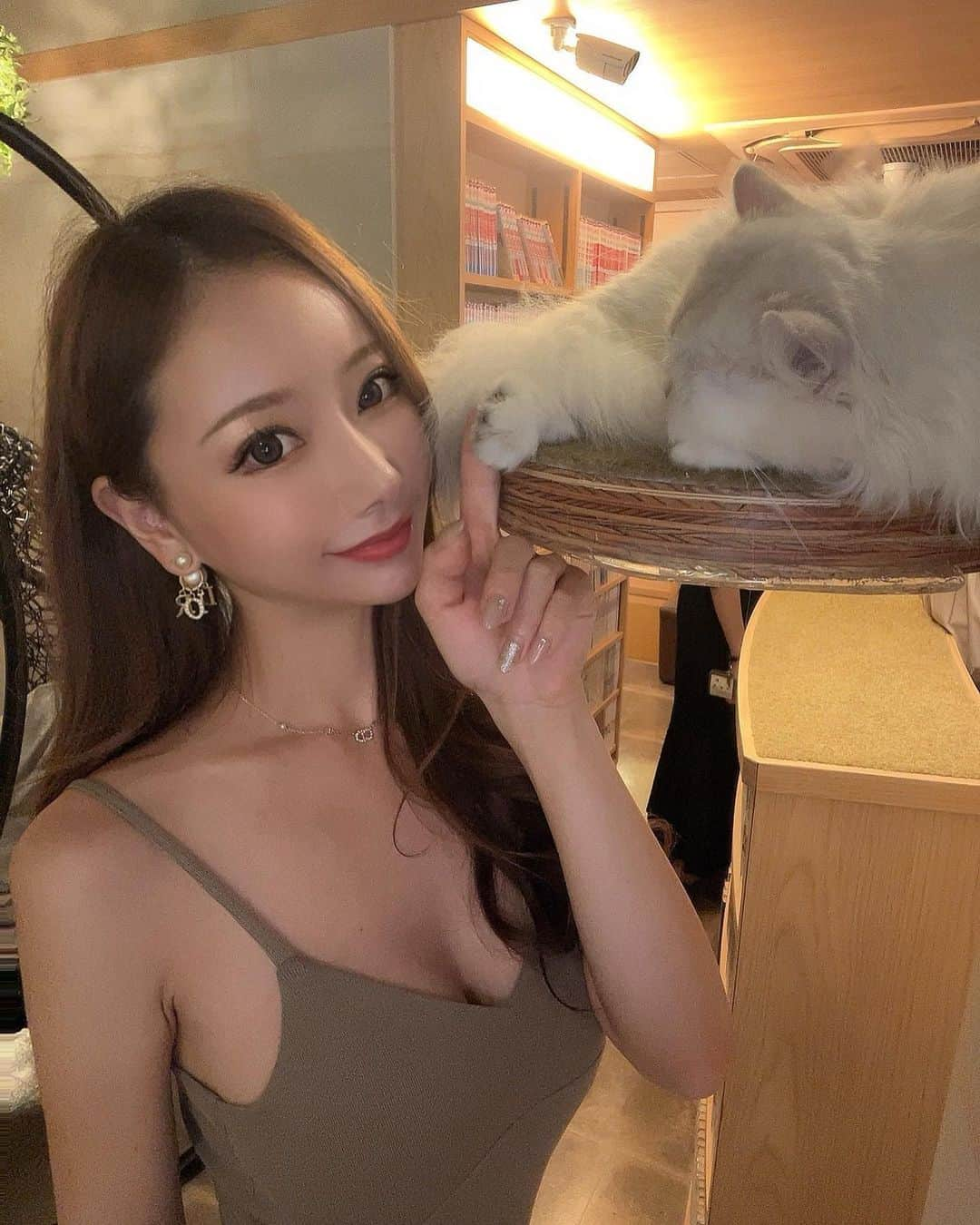 小松崎真理さんのインスタグラム写真 - (小松崎真理Instagram)「@mocha.sinjyuku 新宿にある猫カフェmochaに行ってきたよ〜💕🐈 ねこちゃんたくさんで幸せ空間🐈‍⬛ ほんと癒されたぁぁ🥺🥹❤️ ・ ・ #猫カフェmocha#猫カフェ#新宿猫カフェ#新宿カフェ#新宿#猫#ねこ#ねこ#ぬこ#pr」9月26日 20時27分 - xs2.mari.s2x