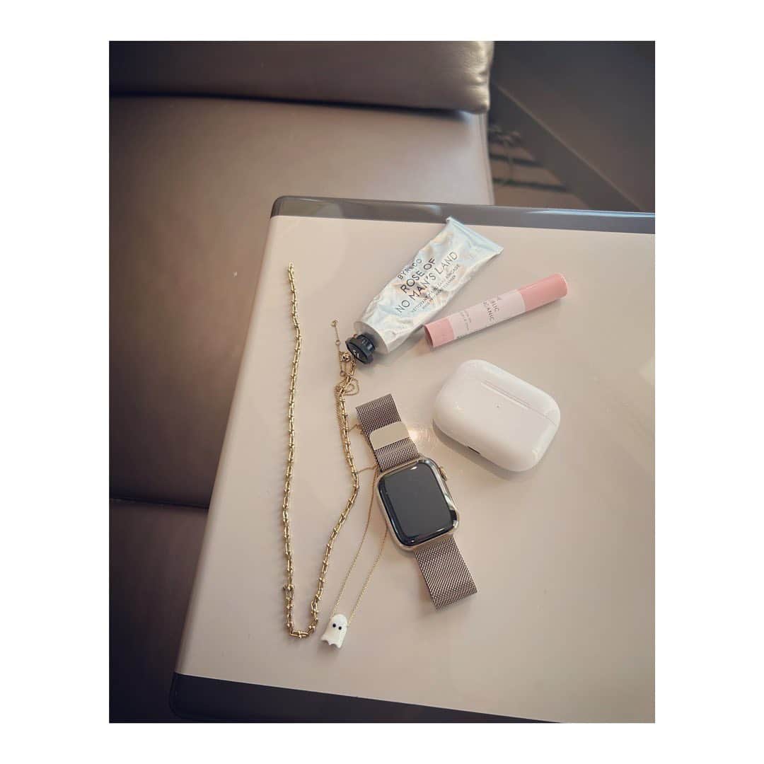 百々千晴のインスタグラム：「@officialbyredo  @thepublicorganicofficial  @apple  @aliita.official  @tiffanyandco   🖤」
