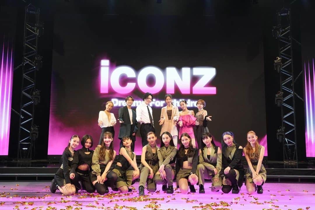 SARAのインスタグラム：「iCONZ Girls Group Audition Final mission stageをもって完結しました。  数年前ØMIさんからお話を頂き、このプロジェクトが始まってから1年以上、沢山の可能性との出会いがありました。  ビジュアルディレクター、メンターとして関わらせていただきましたが、世界を目指すと言うことで かなり高いレベルのものを求めたし、相当ハイレベルな課題だらけだったと思います。  その中で葛藤しながら挑む彼女達の姿に何度心を打たれたことか。 全員悩んで泣いて多分何回も諦めたくなったと思うけど、それでも夢を掴むために戦い抜いたみんなにまずは拍手を贈りたいです。  ファイナリスト10人だけでなく、合宿に参加した29人、そしてこのオーディションに挑戦してくださったすべての方々に感謝です。  ここからがまた新たなスタート。  RUAN,ANRI,MINA,UWA,MIRANO,HANA,RIA おめでとう❤️‍🔥  今後も彼女達の活躍を応援して頂けたら嬉しいです☺️🫶  んもう書きたいこと山ほどあるのですが、 長くなりすぎちゃうのでこの辺でw  夢を見させてくれてありがとう そしてこれからも夢を共に叶えていきましょう  love  #iconz #iconz_girlsgroup」