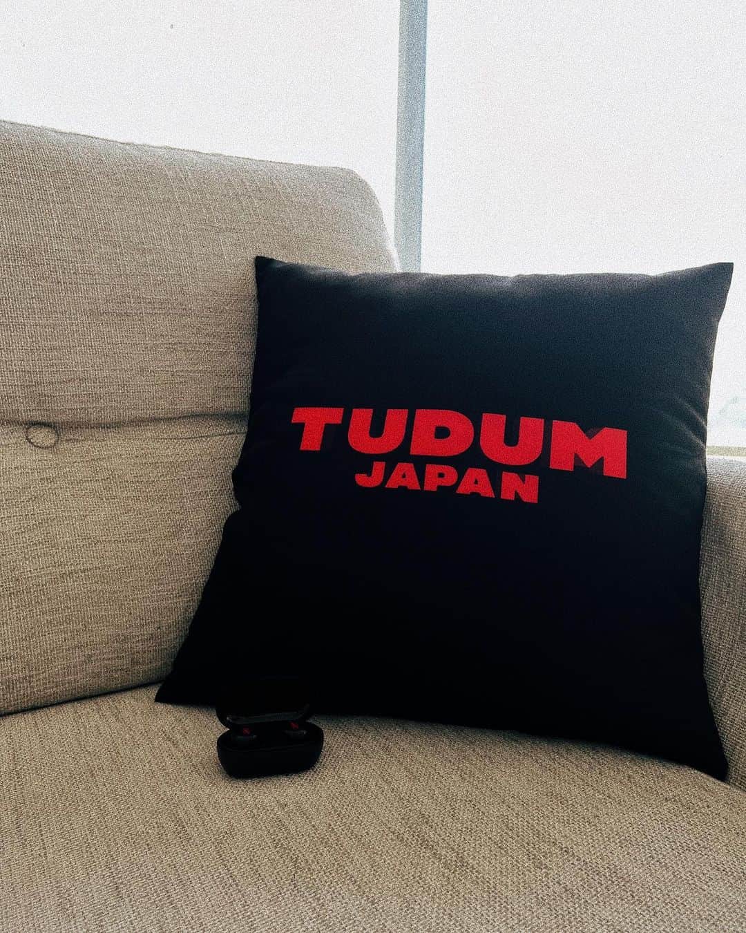 のインスタグラム：「Netflix global fan event "TUDUM JAPAN" 世界中に配信されたイベント。  今後配信予定の作品や制作決定の作品など発表されたり、 出演者の登壇でリアルな現場の秘話など盛りだくさんなイベントでしたー！  @netflix 10周年おめでとうございます🎈 初期は宅配DVDサービスだったnetflixも 今や全世界の人々が自宅や端末で いつでも好きな時に見れる身近な存在。 素晴らしいコンテンツですよね💓  ※逃走中の鬼さんいて怖かったです。笑 記念に撮りましたけど、本当に追いかけられるのは苦手です。🥶  @netflixjp  #tudum #tudumjapan #Netfilx #pr」