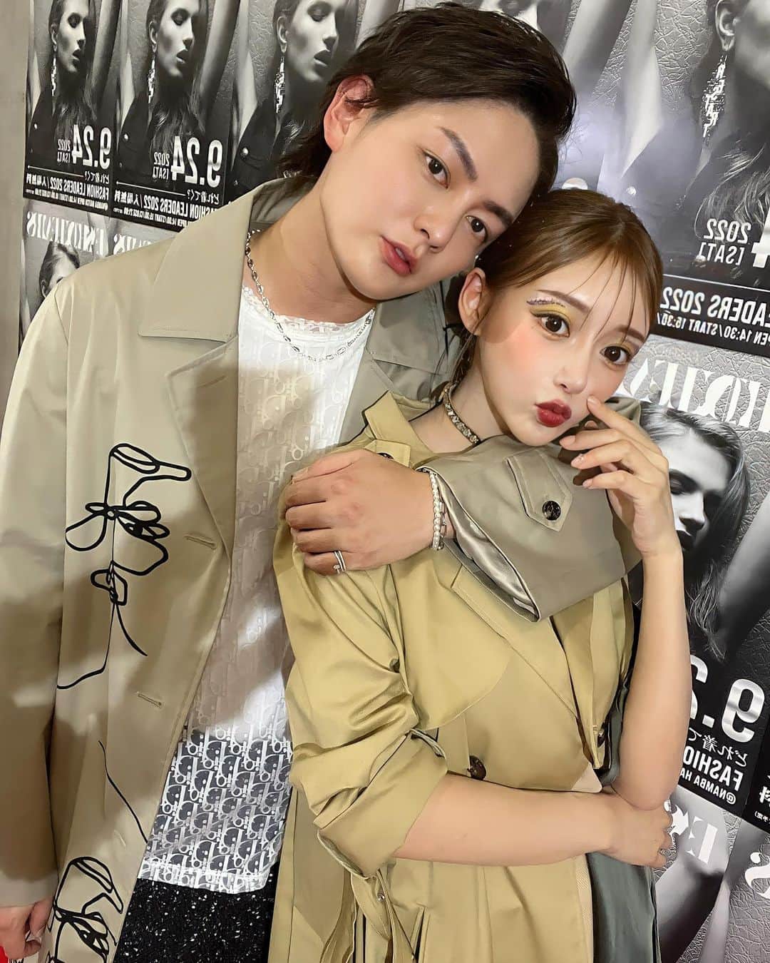 明日花キララのインスタグラム：「@fashionleaders1 の1ステージ目は秋っぽくきめてみました🍁 @yuta_misaki とも相談しながらジャケットコーデとカラーも合わせてみたよ🧥🍂 変形ジャケットお気に入り🤎 ヘアメイクもモードでお洒落で可愛すぎませんか？🥺🎨 誰ともかぶらない自信があるって用意してくださったアイテムで髪も顔もキラキラに仕上げてくださいました💠 みんなで協力して作り上げていくショーは楽しいし大好きです！  皆様本当にありがとうございました🤍」
