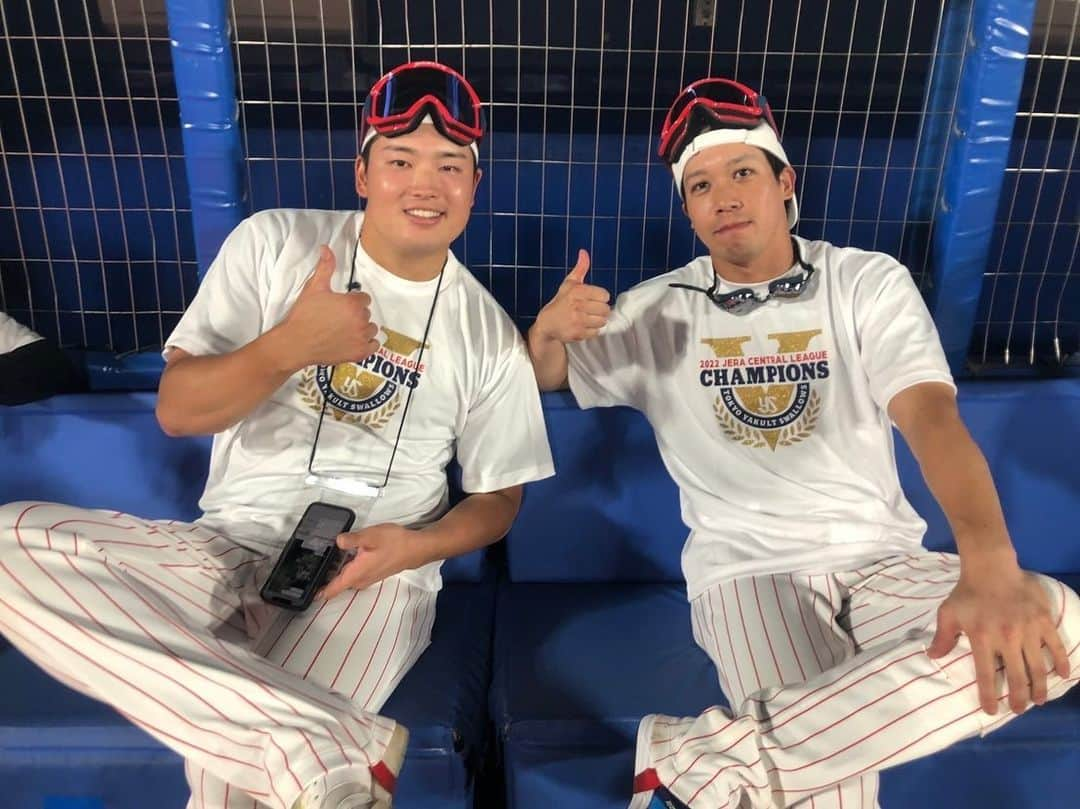 山田哲人のインスタグラム：「今シーズンもリーグ優勝をする事ができました！ これも応援してくれたファンの皆さんや、支えてくれたチームメンバー、関係スタッフのお陰です。 ありがとうございます。 ここからまだ試合は続くのでチーム一丸で戦っていきます！  #絶対大丈夫 #セリーグ優勝 #東京ヤクルトスワローズ #ビールかけ」