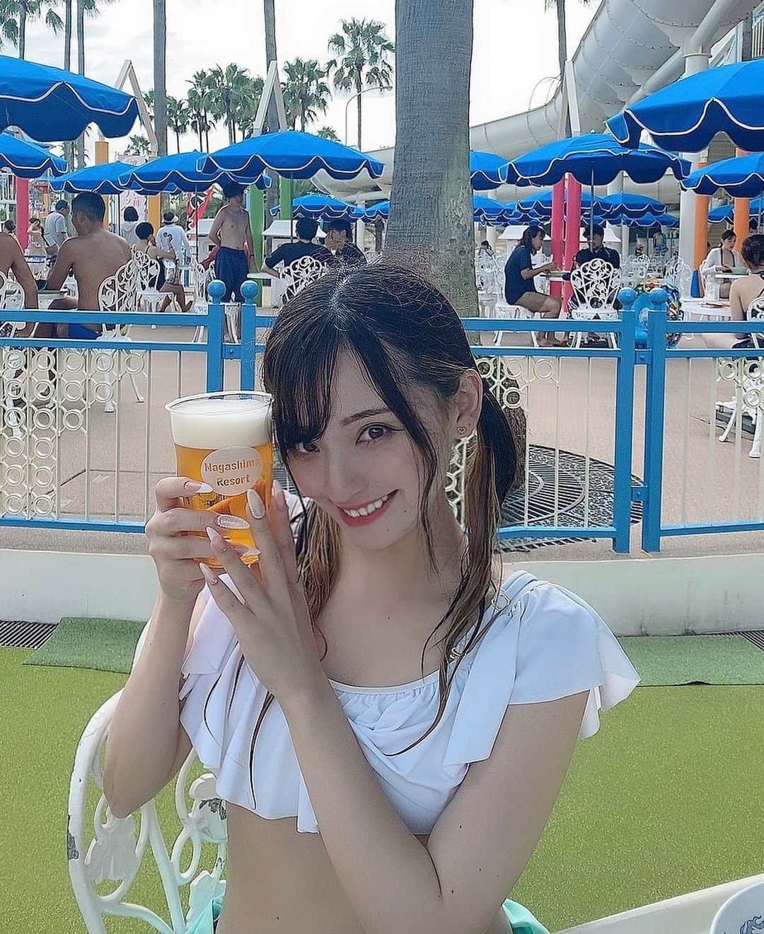 佐藤ゆうきのインスタグラム：「この間人生初のナガシマスパーランドへ🐬  どこへ行ってもビール🍻  天気良すぎて眩しかった〜✨  最近涼しくなってきたけどもう海やプールは入れないかな？🥺 夏が終わりそうで寂しい〜💦」