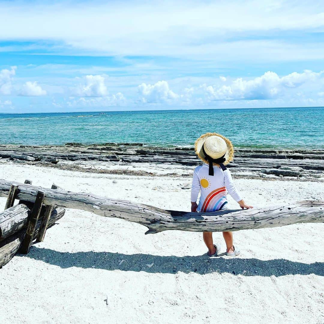 二瓶藍菜のインスタグラム：「ナガンヌ島🏝☀️BBQ🍖 👧🏻2歳の誕生日旅行🎂✈️  #ナガンヌ島　#夏の思い出　#なつのおもいで #離島　#誕生日旅行　#初めての海」