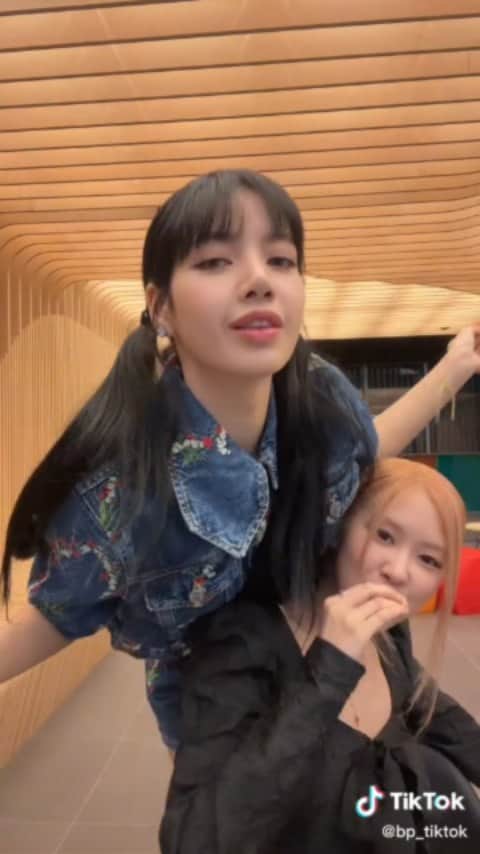 リサのインスタグラム：「Cuteeee 😍😍 . . . #LISA #LALISA #리사 #블랙핑크 #BLACKPINK #LALISAMANOBAN #LALISAMANOBAL #blackpinklisa #lisablackpink」