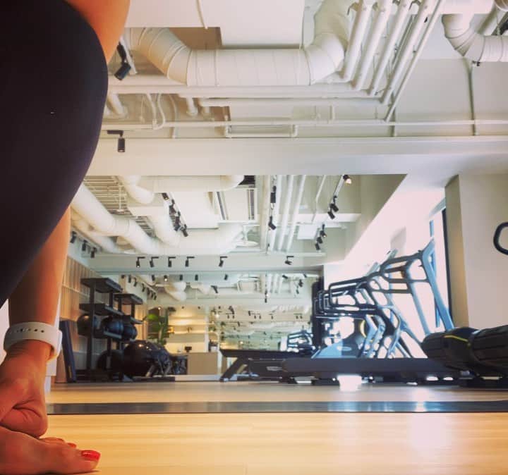 CRAZY COCOのインスタグラム：「How to make tummy flat 🏋🏿‍♀️？ Do this exercise 👍  ①1min plank ②1min side plank on the right  ③1min side plank on the left  ④30sec up-down plank with shoulder tap & 30sec twist plank   If you wanna build 6packs abs or curvy waist, there are different workouts :)  最近よくDMで質問頂く ペタンコお腹のトレーニング紹介や❣️  ①1分プランク ②1分サイドプランク右 ③1分サイドプランク左 ④30秒肩タッチ上下プランク＋30秒プランクひねり ※各トレーニング間に10秒の休みあり  腹筋割りたい人や くびれ作りたい人は またトレーニング方法が違うのでご留意くだされ！ 間違ったトレーニングすると、 違う結果が生まれるから気をつけてな。笑 くびれと縦線だけ欲しかったのに、 間違ったトレーニングして セミ腹なった写真証拠もつけとくで😤（2枚目写真）  たまに「芸人のクセに美意識語んな」みたいなDM来るけど笑、 うちにとって自分の身体の健康を保つ努力は当然やと思ってるし、 トレーニングは生活の一部👍  食べるの大好きやし、 身体動かすのも大好き🤍 少しでも健康に長生きしたいねん👍  「ジム通い、辛くないですか？」て聞かれるけど、 しんどい時は無理せず休むし、 今日みたく天気が最高な日は 「頑張ろう！」って自然と思える❣️  身体は資本。 ジム通いも運動も、 習慣付ける前に辞めてしまうから どんどん腰が重くなる😑  なりたい自分になる為には 自分で努力せなどないしょうもないんや！！ をつくづく痛感しているアラフォーであーる。 運、動かしまっせ🌈  #training#fitness#workout#bodymake#gym#abs#absworkout#fitnessmotivation #家トレ#ジムトレ#宅トレ#ボディメイク#ごちゃごちゃ言うてるけど#食べたいもん我慢できひんから#運動で消化する#痩せたいなら間違いなく食事制限必要#きちぃ#秒で痩せるサプリください#今日既にこんだけ食べた#60kgこえてもた」