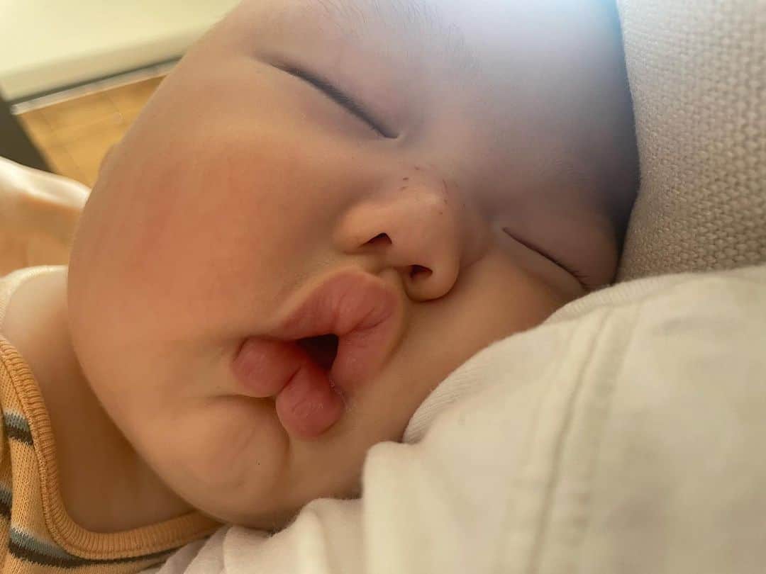 桃のインスタグラム：「おくちが可愛すぎてたまらんーーーー🥲❤️❤️❤️❤️  #生後4ヶ月 #赤ちゃんの口　#顎もボタンみたいでまんまるで可愛い #吸い付きたい #我慢　#鼻の傷は自分の爪 #赤ちゃんの爪って凶器」