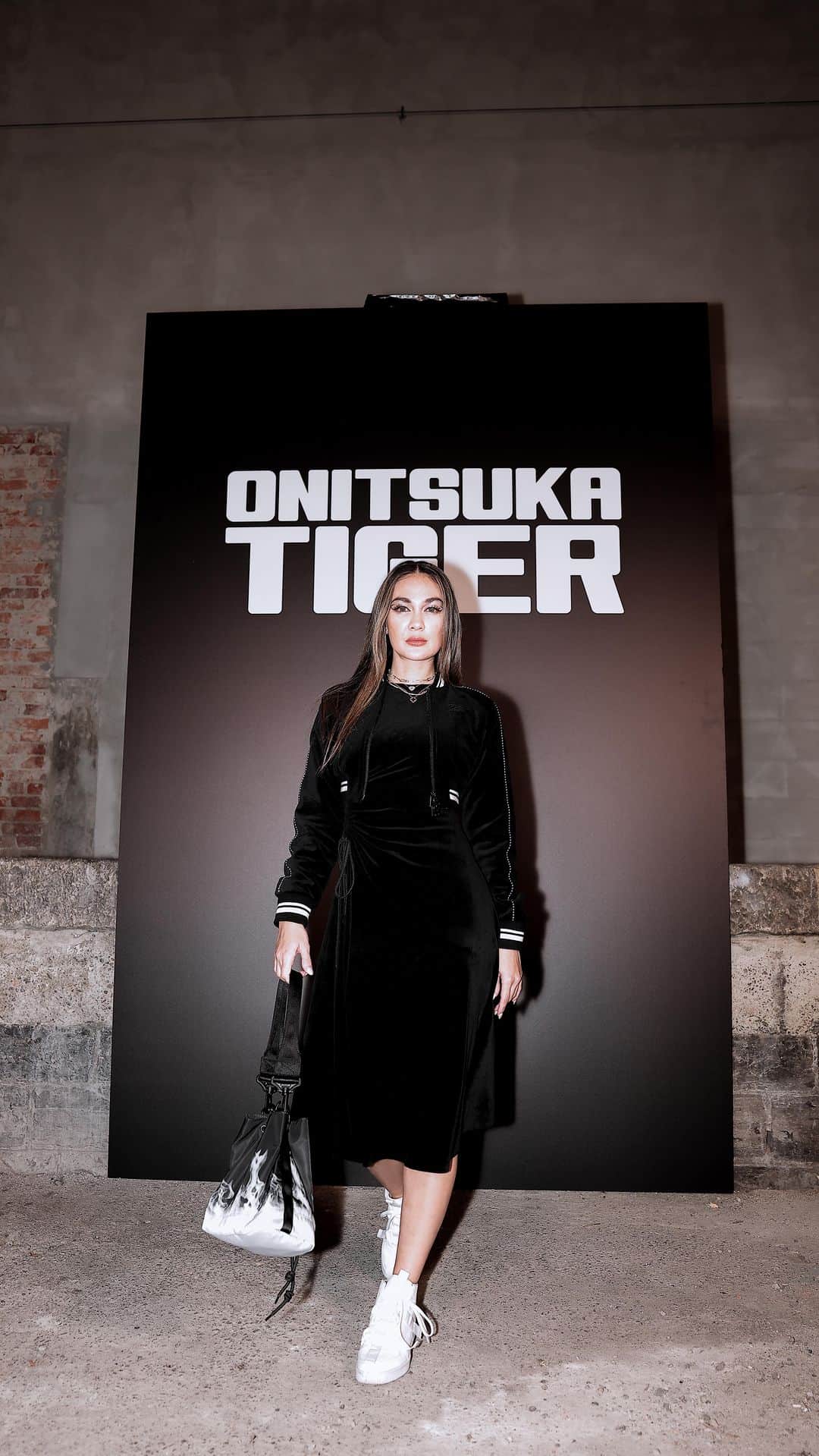 ルナ・マヤのインスタグラム：「@onitsukatigerofficial energy hits different at Milan Fashion Week ! Masterpiece 💥  #OnitsukaTiger #OnitsukaTigerIndonesia #MFW22」