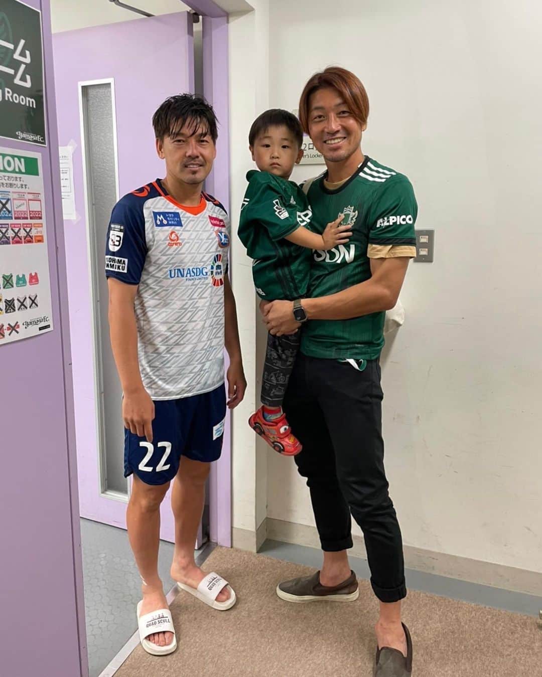 高崎寛之のインスタグラム：「昨日はサンプロアルウィンに行ってきました。松本山雅のスポンサーである全農長野さんとＪＡ松本ハイランドさんのお手伝いで、ハーフタイムにピッチで幕を張りました。 そうです！僕は農協組合員です。 試合後は去年ベトナムで一緒だった松井大輔さんと会う事もできました。 試合は残念ながら山雅が0-1で負けてしまいました。 僕が選手の時もそうでしたが、どんな順位の相手だろうと油断や慢心などありません。ですが見てる人、応援してる人にそう見えてしまう結果になってしまった事を受け入れて次の試合で挽回するしかないんです。僕の時も大事な試合を何試合も勝てなかったけれど、それ以上に大事な試合で勝ってもいました。 良い試合より悪い試合の方が印象に残ります。 ここからが踏ん張りどころですね。 誰がこのチームを引っ張っていくのか。上から見てます。 応援しています！  #高崎寛之  #全農長野デー #農協組合員 #松本山雅 #サンプロアルウィン #松井大輔」