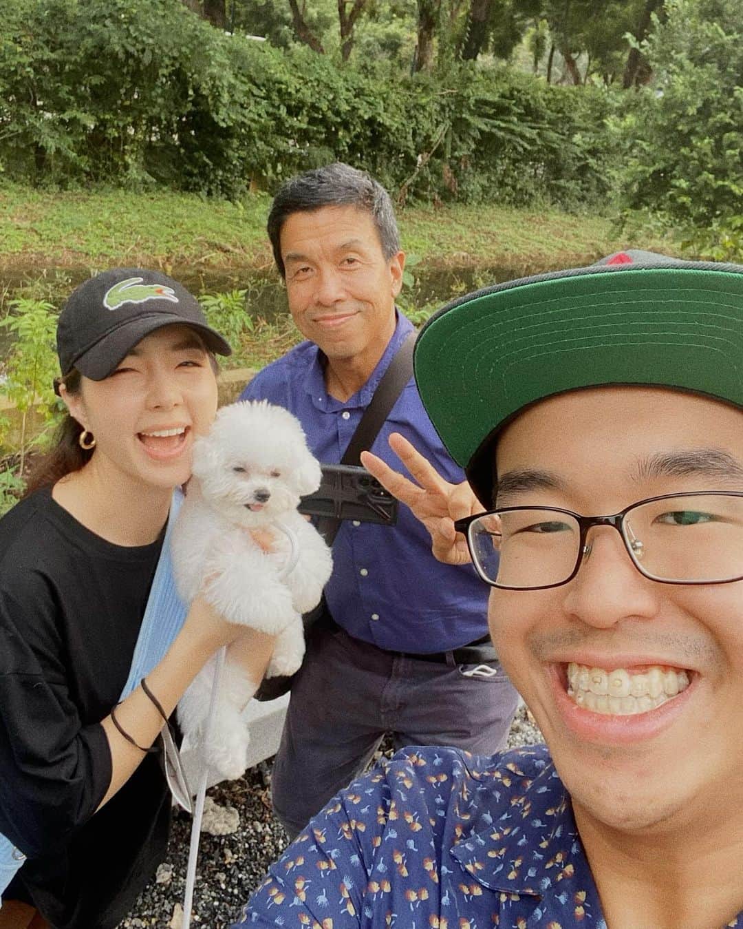 GYEON SEOのインスタグラム：「_* accidentally bumped into 🙈 . . อาจารย์ถามว่าเป็นดาราป่าว หนูเลยบอกว่าหนูเป็นคนตลก อาจารย์งงไปเลย 🤣🤣 ทำงานสู้ๆนะคะอาจารย์ อย่าลืมเรื่อง เอาน้องหมาเข้าสวนด้วยนะคะ ☺️☺️ @chadchartandfriends  #bkkgovernor」