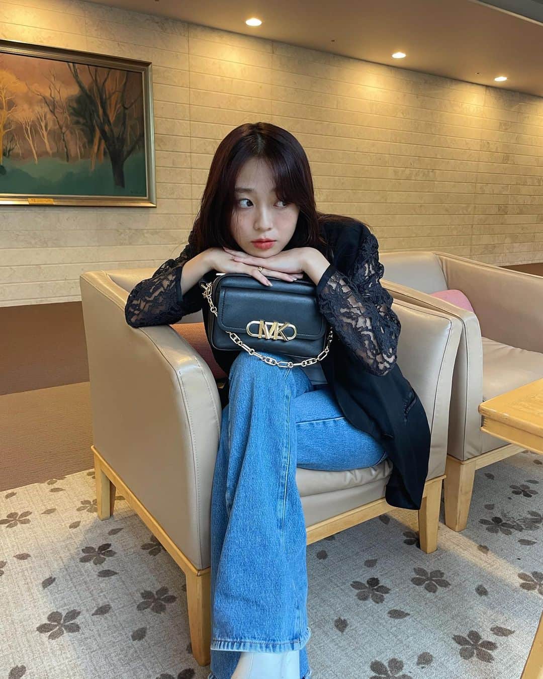 江藤百香のインスタグラム：「@michaelkors 👜💕💕  2022 FALLコレクションの新作、 PARKER カメラバッグ📷 チェーンストラップがアクセントになっていて可愛くてお気に入りです！　#michaelkors #マイケルコース #PARKER #HowlJetSet @michaelkors」