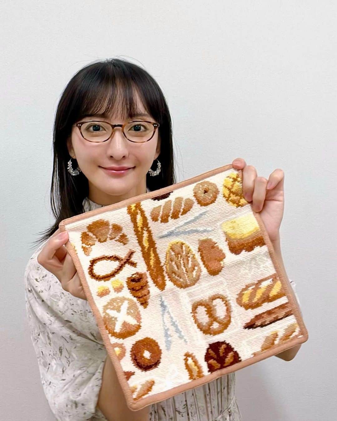 松澤千晶のインスタグラム：「パン🥐🍞🥖  ちょっと虚無顔ですが。笑  前髪すぐ散るからフワフワにしてもらえると嬉しい。  #今日のハンカチ  #FEILER #フェイラー」