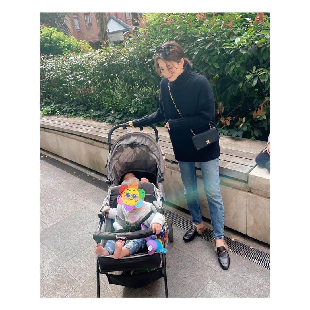 のインスタグラム：「Lovely day in Autumn🍂   最近やっと双子が朝まで寝てくれるようになって、母嬉しい🥹  #london #londonlife #autumnoutfit  #mumofthreeboys」