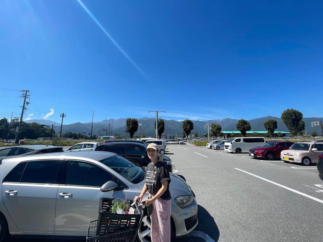 加藤紀子のインスタグラム：「泊めてもらったお礼に 食べて欲しいものを作って お庭でランチ。  シャインマスカットのサラダもあれば、切り昆布煮にジェノベーゼだなんて、 レストランでは並ばないラインナップー😱と思いながら  松本、名古屋、中川村で たっぷり遊んでくれてありがとー！を夫と2人、心を込めて。  あまりの暑さに腕まくり（袖まくり）。 9月が終わるとは信じられない…🫠  大好きな #studioprepa 今年もありがとう！」