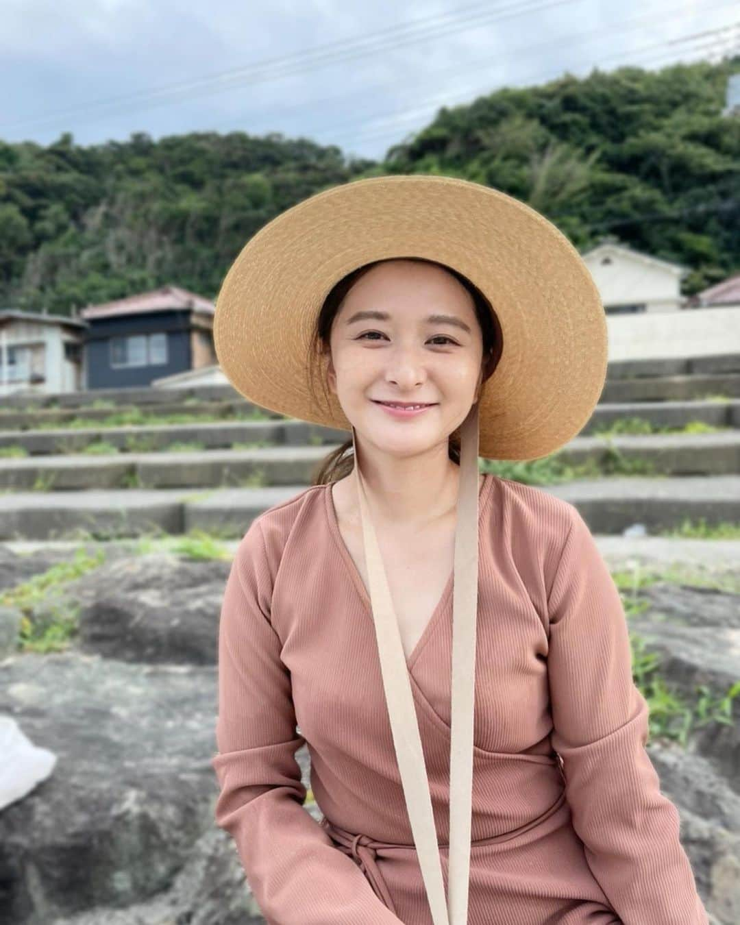 海下真夕さんのインスタグラム写真 - (海下真夕Instagram)「. 続、夏のおもひで。  毎年恒例の下田旅行、 今年は2回行きました😆  浜も沢山あって、どこも良くて毎週のように行きたい🏖 移住されてる方も多いのも納得。  アジ丼も金目鯛の煮付けも、パンも 最高に美味しかった🤤❣️ （今まで食べた中で1番美味しい🥺） （旅行先だと尚のことそう感じるのかな）  また来年も行けたら良いなぁ〜！ （海に入らなくてもご飯だけ食べに行きたい。笑）  ハクは海大好きでテンション上がるのに、 （眺めるのが好きなロマンチストなのかしら） 水を嫌がるので抱っこして空中散歩🐕 必死に泳いでて可愛かった😍  #時差投稿 #遅すぎ #2022夏 #伊豆旅行 #伊豆下田 #海水浴場 #いぬとおでかけ  #いぬのいる暮らし  #いぬのいる生活」9月26日 17時05分 - kaigeworld