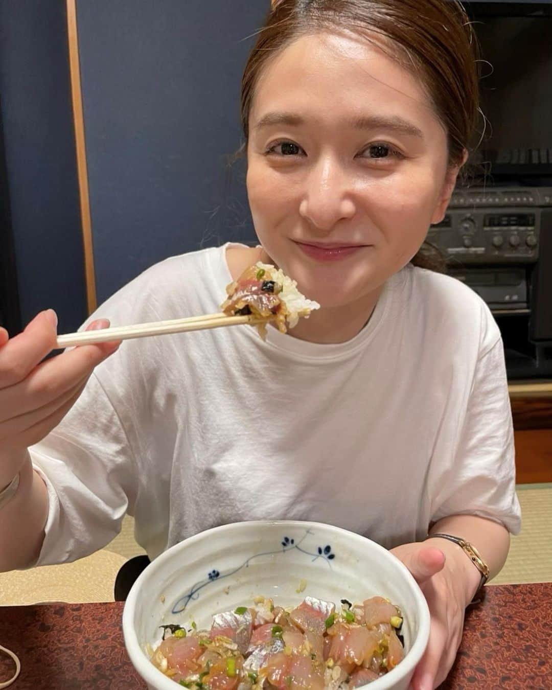 海下真夕さんのインスタグラム写真 - (海下真夕Instagram)「. 続、夏のおもひで。  毎年恒例の下田旅行、 今年は2回行きました😆  浜も沢山あって、どこも良くて毎週のように行きたい🏖 移住されてる方も多いのも納得。  アジ丼も金目鯛の煮付けも、パンも 最高に美味しかった🤤❣️ （今まで食べた中で1番美味しい🥺） （旅行先だと尚のことそう感じるのかな）  また来年も行けたら良いなぁ〜！ （海に入らなくてもご飯だけ食べに行きたい。笑）  ハクは海大好きでテンション上がるのに、 （眺めるのが好きなロマンチストなのかしら） 水を嫌がるので抱っこして空中散歩🐕 必死に泳いでて可愛かった😍  #時差投稿 #遅すぎ #2022夏 #伊豆旅行 #伊豆下田 #海水浴場 #いぬとおでかけ  #いぬのいる暮らし  #いぬのいる生活」9月26日 17時05分 - kaigeworld