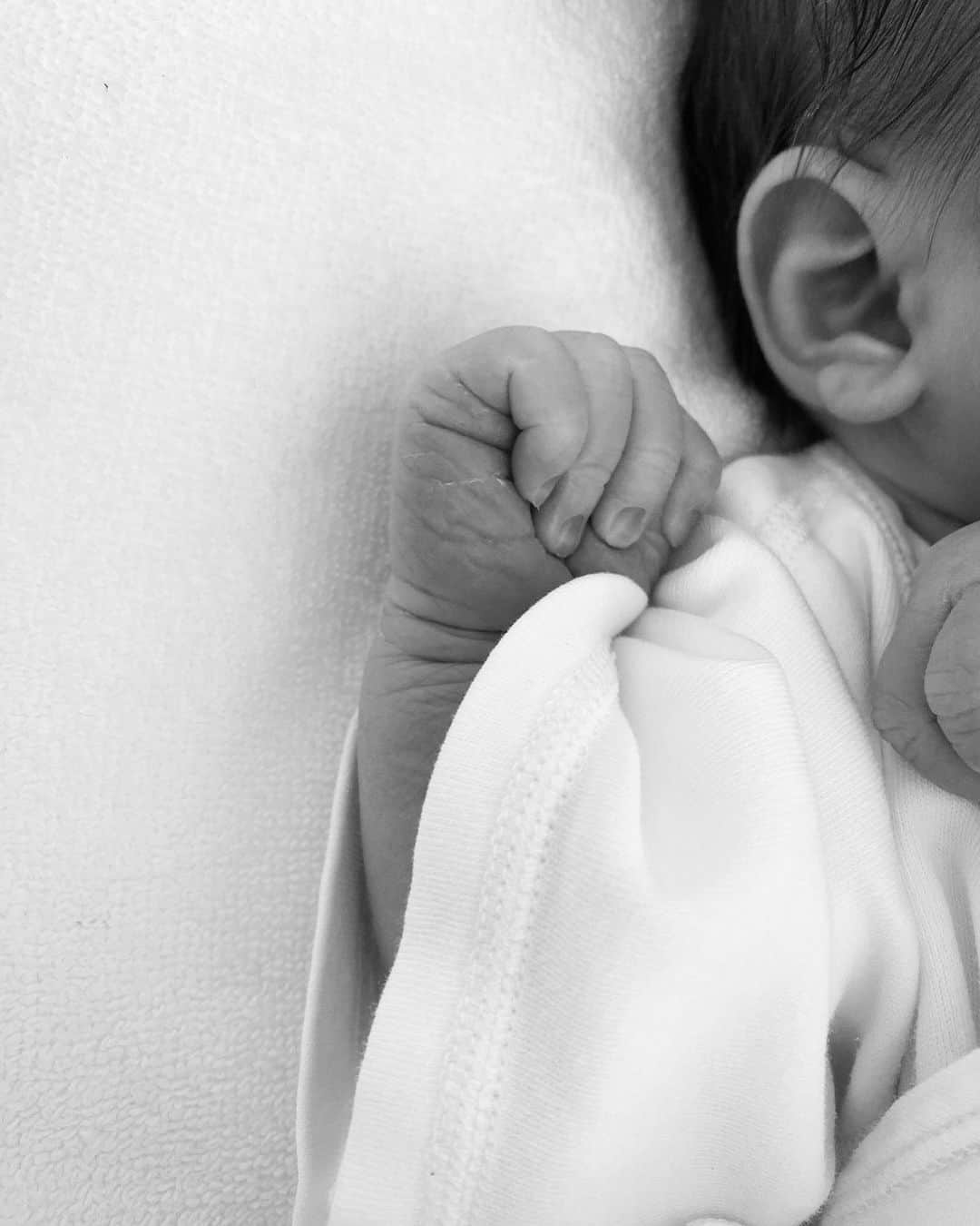 金城ジャスティン俊樹のインスタグラム：「男の子が生まれました。 命懸けで産んでくれた妻と元気に僕たちの元に生まれてきてくれた息子に感謝でいっぱいです。 本当にありがとう。」