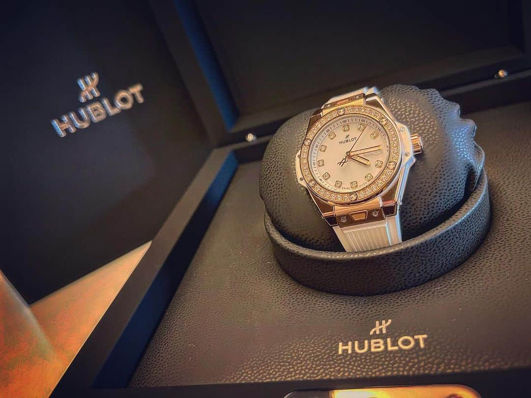 ゆらのインスタグラム：「＊  ありがとう😳🤍🤍🤍  可愛すぎる😢😢  #HUBLOT」