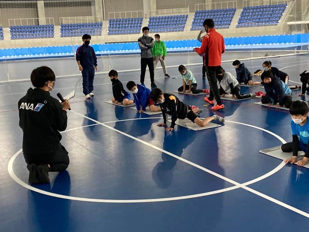 一戸誠太郎のインスタグラム：「八戸Jr.練習会🏋️‍♂️ . . 八戸国体事業の一環で8/13-14,9/11の3日間に渡って青森県八戸市にて小中学生を対象とした練習・講義を担当させていただきました。 五輪に至るまでの講話やどのような考え方で身体作りを行なっているのか、warming upの方法の提案、軸作り、目標設定など3日間で出来る事をやれるだけの事を詰め込みました。 「全体像を理解してもらう」よりも「時間内で理解して貰うためにどこまで伝えるか」の方が大事だなと感じ、改めて先生方の偉大さを感じています🙇‍♂️ また機会があればよろしくお願いします！ みんな！がんばれ！💪💪 信大スケート部現役、OBにもお手伝いいただいたので写真を撮りました📸 写真提供: @haruka.nisi516 さん #スケモリ隊 #ana #氷都八戸 #青森 #ysアリーナ」