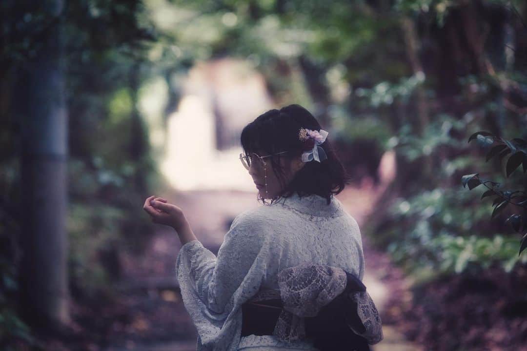 成田ひよりのインスタグラム：「. 気配 . photo by @nora_grafi  . . . #kamakura #enoden #扇ヶ谷 #寿福寺 #妖怪 #nostalgia  #レンズ越しの私の世界  #photo_jpn #japan #japon #kimono #yukata #散歩写真 #ぴよりむ」
