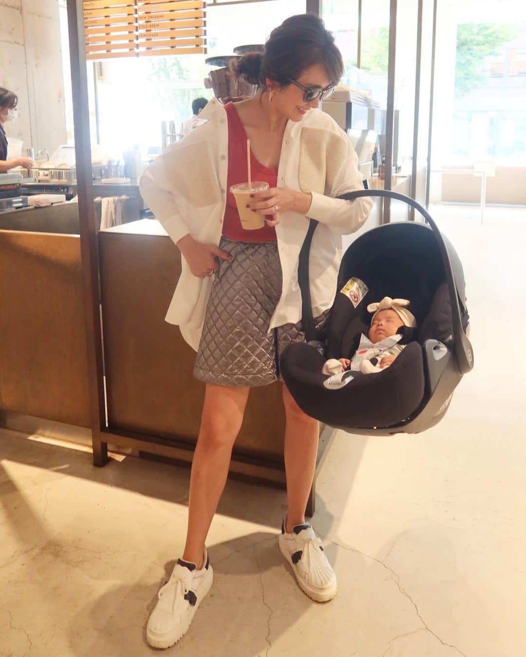 Mai Wakimizuのインスタグラム：「今日はmikityと朝活＼(^o^)／偶然にも同じシャツ着てて会った瞬間笑った♡笑 ちょっとそこまで、の時の娘はこんな感じで移動。このベビーシートが相当寝心地が良いみたいでこの通り本当に良く寝てくれる！そんな娘も昨日で2ヶ月になりました♡良く笑うし、あーうーとお喋りも出来るようになったよ♡ #wakkinstyle#ootd#coordinate#linkable #生後2ヶ月#0歳女の子#女の子ママ」