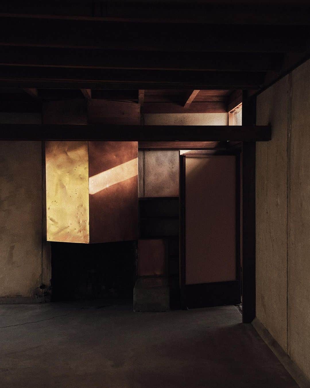C E R E A Lさんのインスタグラム写真 - (C E R E A LInstagram)「Since the 1990s, when the MAK Center for Art & Architecture became an institutional steward, the Schindler House has functioned as a public-facing exhibition venue. Even so, its architectural interior unapologetically persists as a main character and defiant framer for the installations, artworks, and other house guests that are simply passing through. A tightly flowing, small-scaled layout includes repeating uses of materials and forms, which create a rhythm that simultaneously grounds and disorients.  Schindler House - 100 Years in the making   Words: @erik.benjamins  Photos: @rvstapleton   Read more via the link in bio.」9月26日 18時23分 - cerealmag