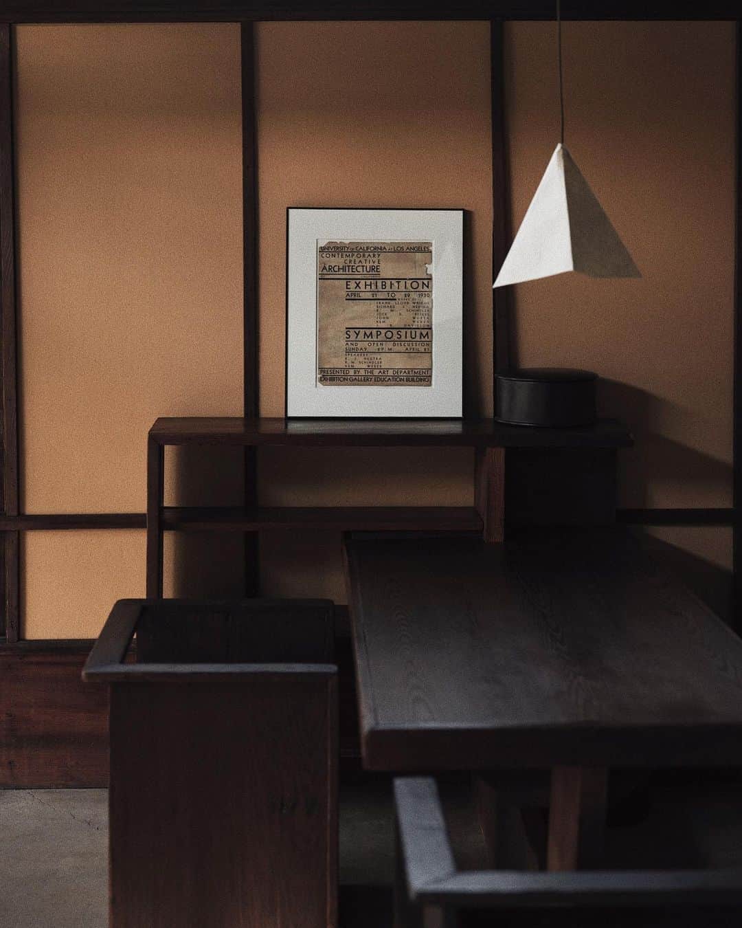 C E R E A Lのインスタグラム：「Since the 1990s, when the MAK Center for Art & Architecture became an institutional steward, the Schindler House has functioned as a public-facing exhibition venue. Even so, its architectural interior unapologetically persists as a main character and defiant framer for the installations, artworks, and other house guests that are simply passing through. A tightly flowing, small-scaled layout includes repeating uses of materials and forms, which create a rhythm that simultaneously grounds and disorients.  Schindler House - 100 Years in the making   Words: @erik.benjamins  Photos: @rvstapleton   Read more via the link in bio.」