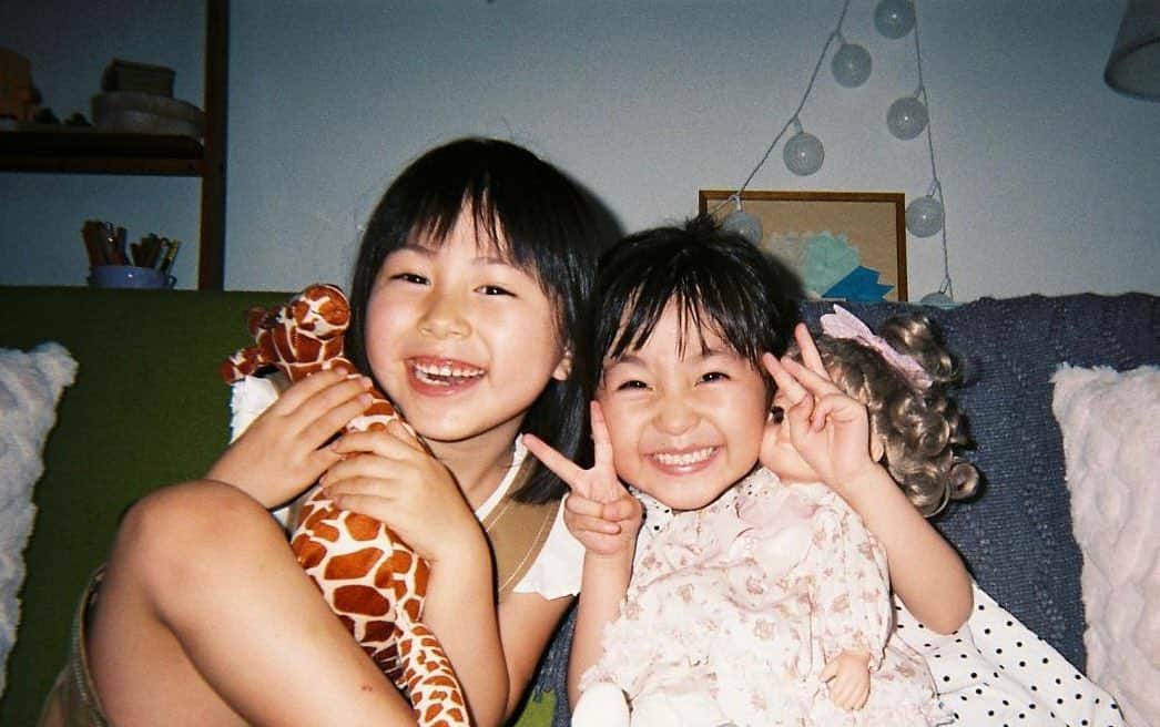 夫婦円満レシピ〜交換しない？一晩だけ〜のインスタグラム：「志保ママ撮影の子どもたち。  撮影の合間もずっと楽しそうに遊んでいる2人✌️💕  志保(#佐津川愛美 )&浩介(#千賀健永 )の娘 仁科梢役 #紙崎瑛茉 ちゃん🍬  裕子(#橋本マナミ )&真司(#黄川田雅哉 )の娘 森尾千絵役 #磯村アメリ ちゃん🍬  #夫婦円満レシピ 明後日夜9時から  #Paravi にて独占先行配信スタート！」