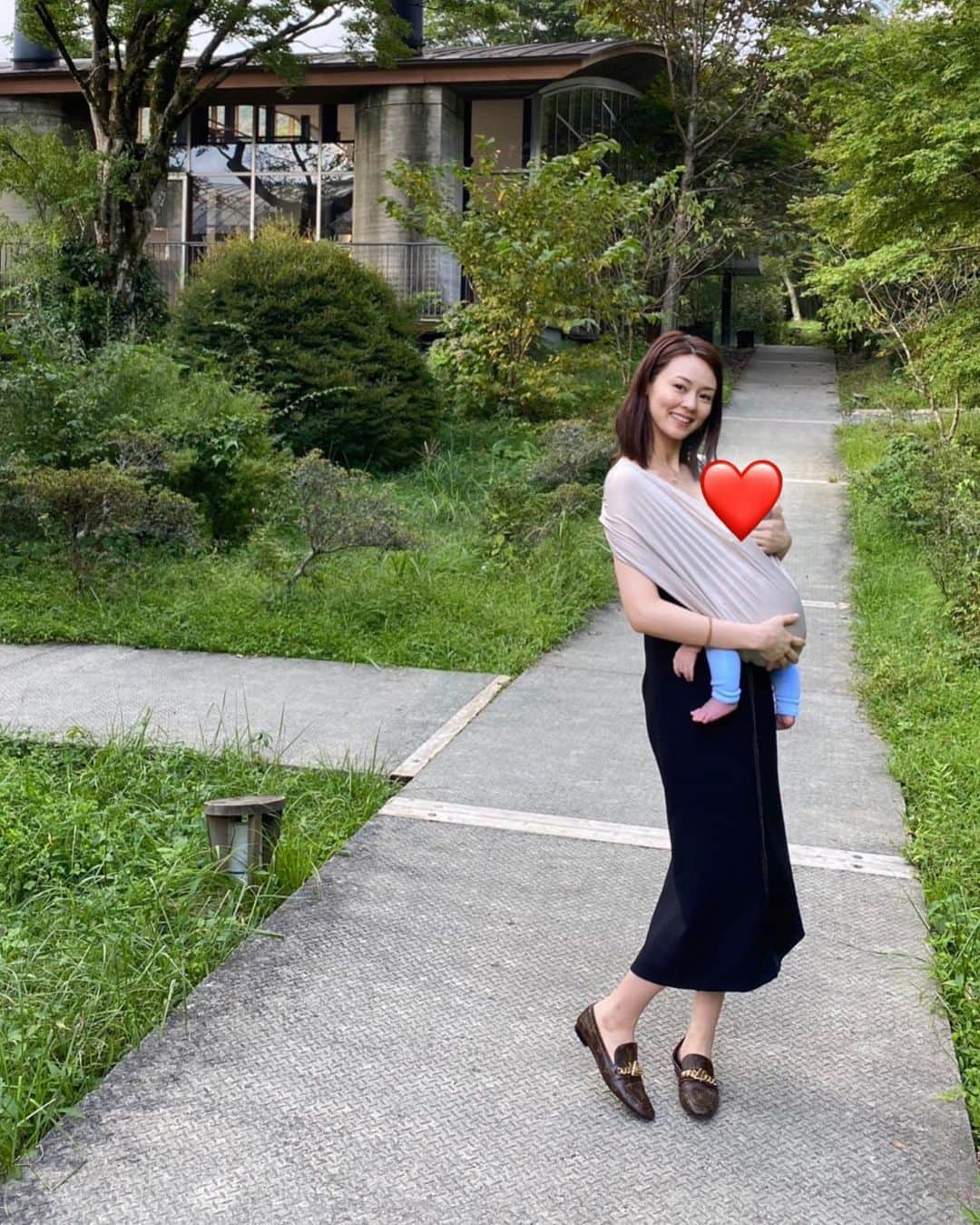 伴杏里さんのインスタグラム写真 - (伴杏里Instagram)「babyとお散歩👶🏻🤍🌳🍃  🍕🥯🍰🧁😋😋😋  #pic #nature #baby #sunnyday」9月26日 18時35分 - anri.ban