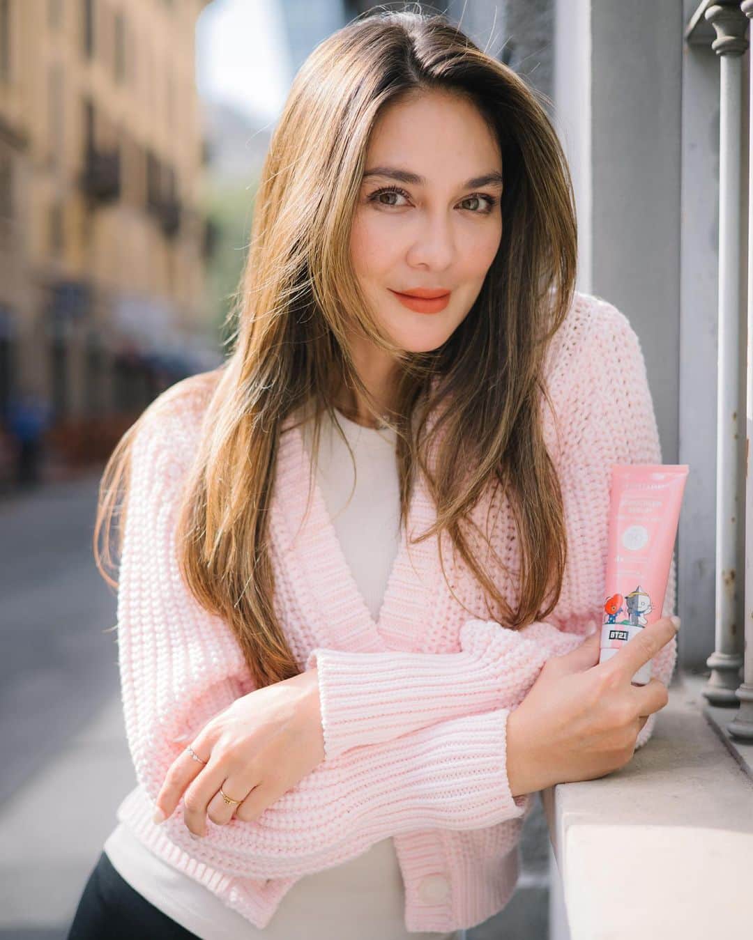 ルナ・マヤのインスタグラム：「Udah gak worry lagi kena matahari karna udah ada Bodyguard kesayangan dari @azarinecosmeticofficial yg 24/7 nemenin aku kemana aja!💜  Body sunscreen yang lengkap  selain melindungi dari sinar UVA UVB sekaligus menutrisi kulit dengan wangi yang mewah banget, the pink one is my favorite✨  Super Excited karna ini Body Sunscreen Lokal Pertama yang Partner With BT21😍  siapa aja nih yang udah cobain body sunscreennya @azarinecosmeticofficial?  #MyBodyGuard #AzarineBodySunscreen #BT21」