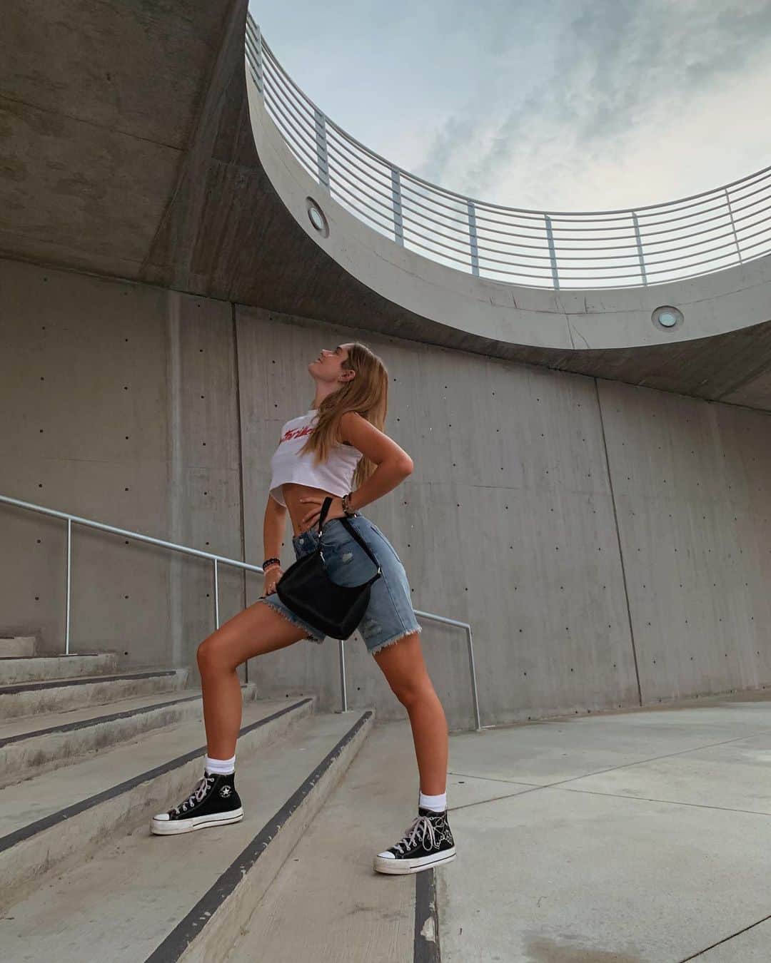 レイン・マッケンジーさんのインスタグラム写真 - (レイン・マッケンジーInstagram)「dramatic pose HAHA  #funny #florida  #model」9月3日 3時20分 - makenzie_raine