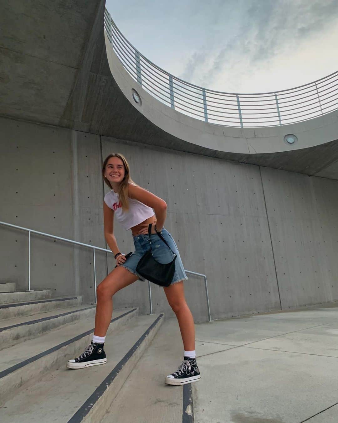 レイン・マッケンジーさんのインスタグラム写真 - (レイン・マッケンジーInstagram)「dramatic pose HAHA  #funny #florida  #model」9月3日 3時20分 - makenzie_raine