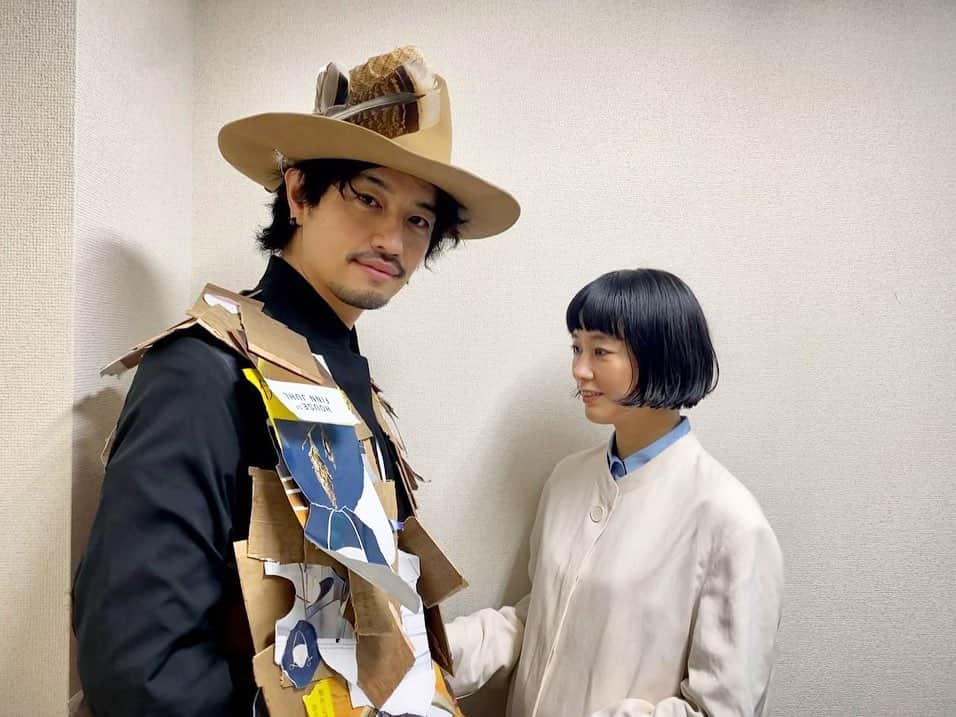 水川あさみのインスタグラム：「MIRRORLIAR FILMS Season4舞台挨拶にて。 久しぶりに工くんに会って一緒に写真を撮ったら、何故か私が凄く小さい人みたいに写っちゃって→前に出て→笑っちゃうっていう一連の写真を載せたんだけど、工くんは微動だにしないし、顔に全く汗かかないし、女優のようだった。いいな。 会う度、変で面白い人になってくけどどんどん才能を開花させてて凄いなぁと思う。かっけ👏🏻」